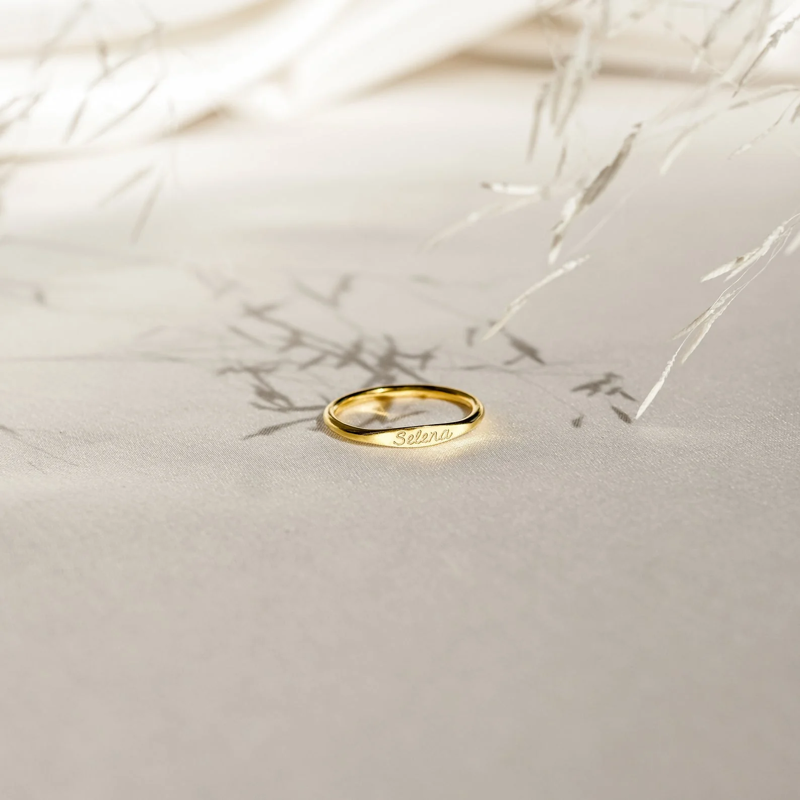 Ann Skinny Name Ring in 18K Gold - Image 3
