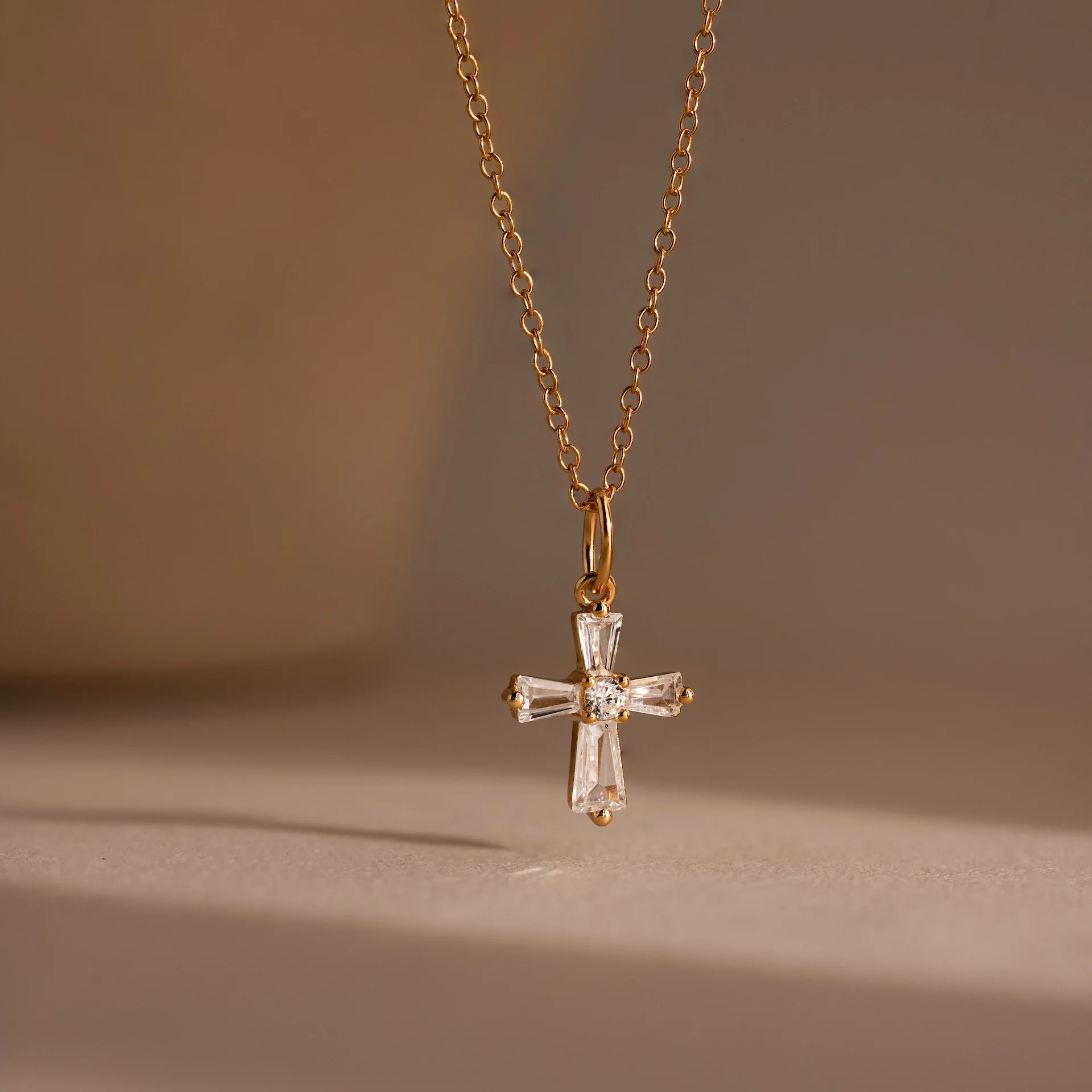 Art Deco Cross Necklace in 18K Gold - Image 3