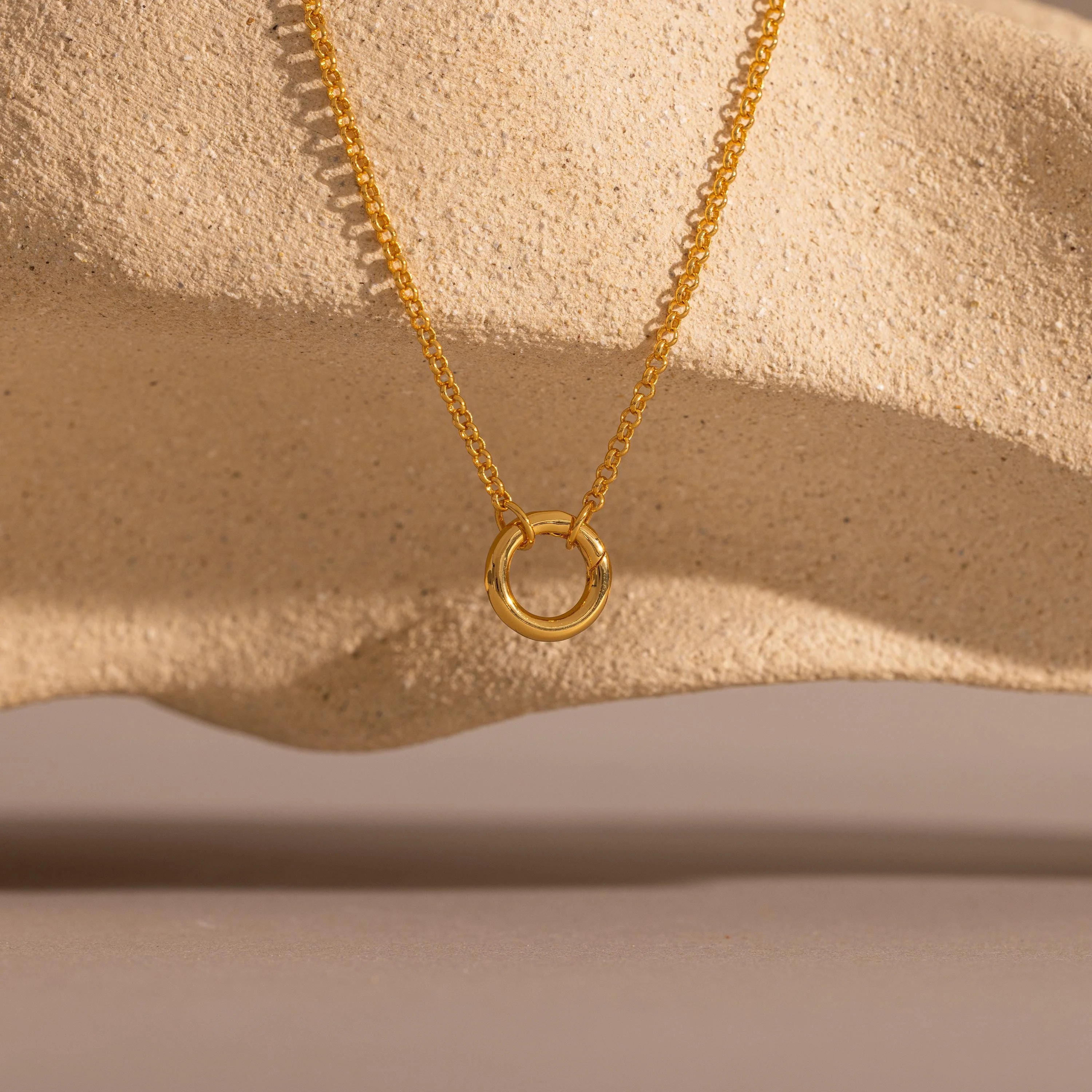 Cable Circle Charm Necklace in 18K Gold