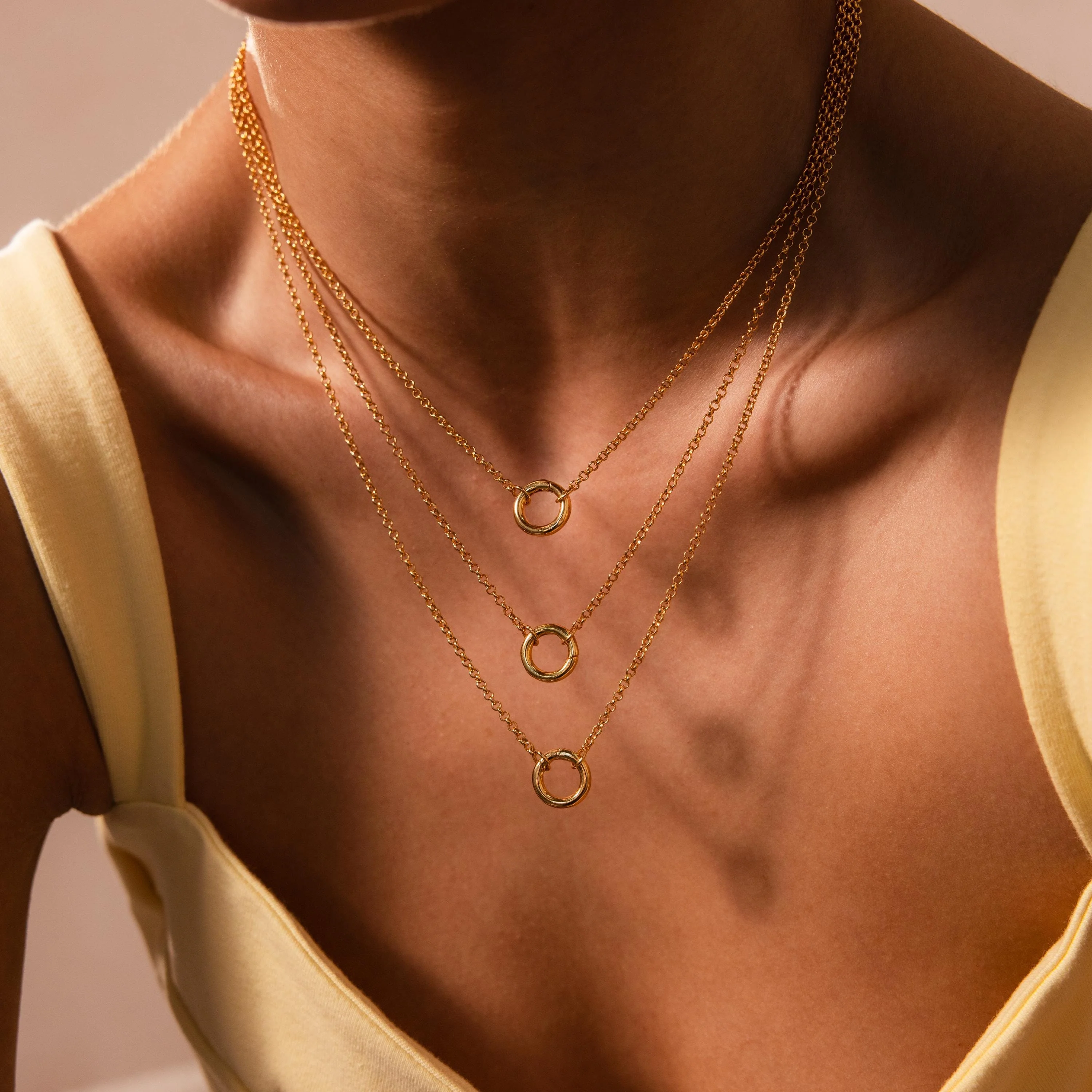 Cable Circle Charm Necklace in 18K Gold - Image 4