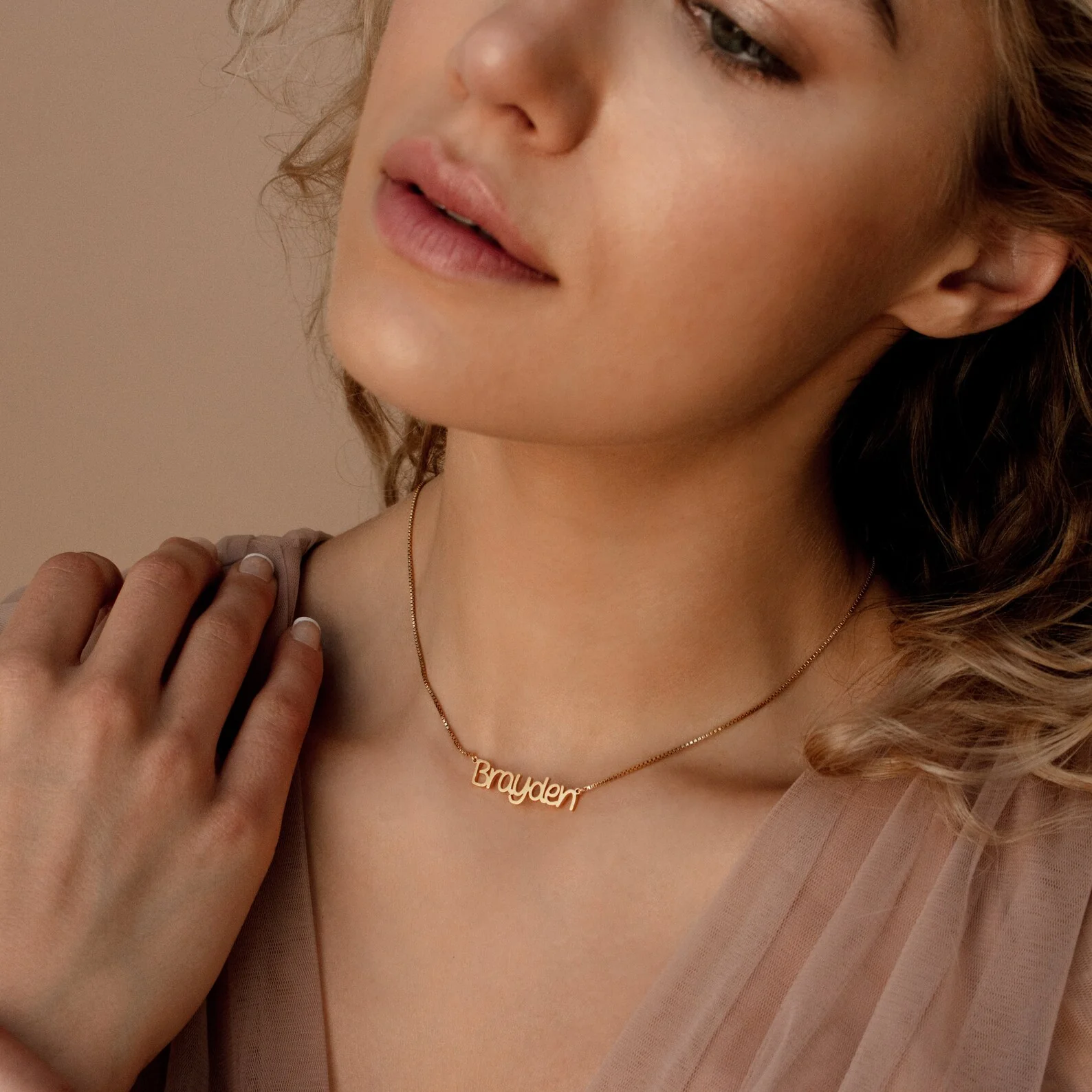 Callie Box Chain Name Necklace in 18K Gold - Image 5