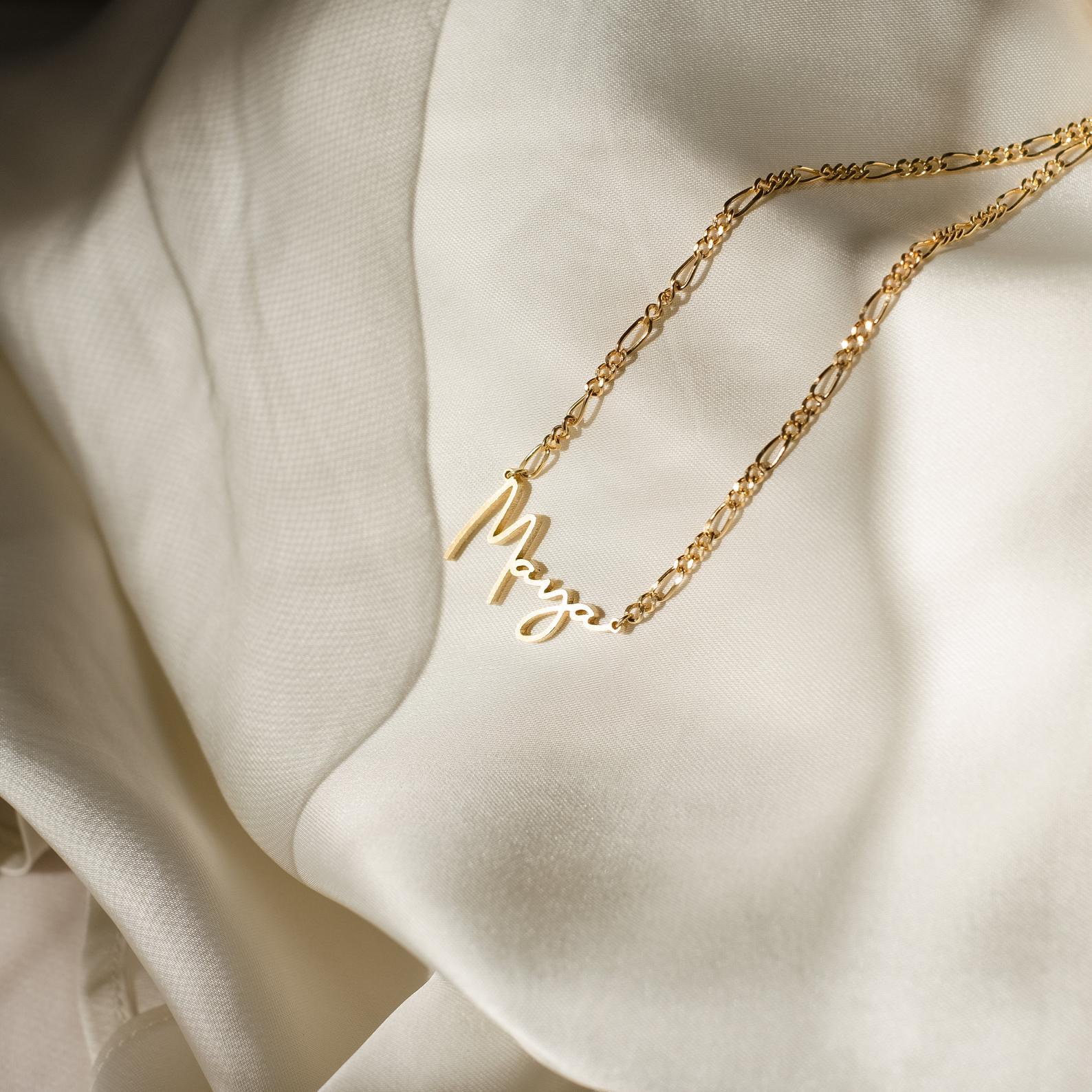 Carrie Figaro Chain Name Necklace in 18K Gold - Image 4