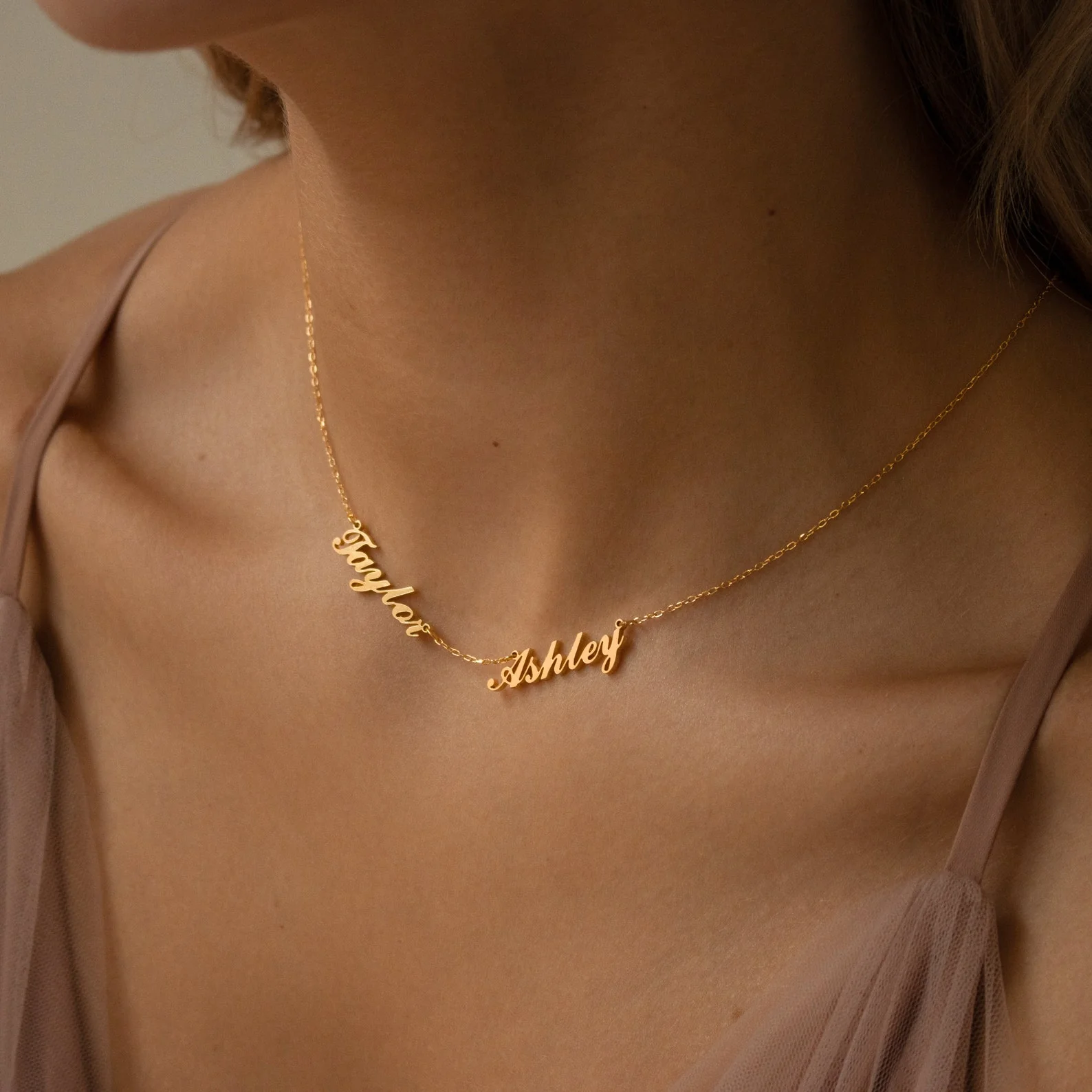 Carrie Multiple Name Necklace in 18K Gold - Image 3