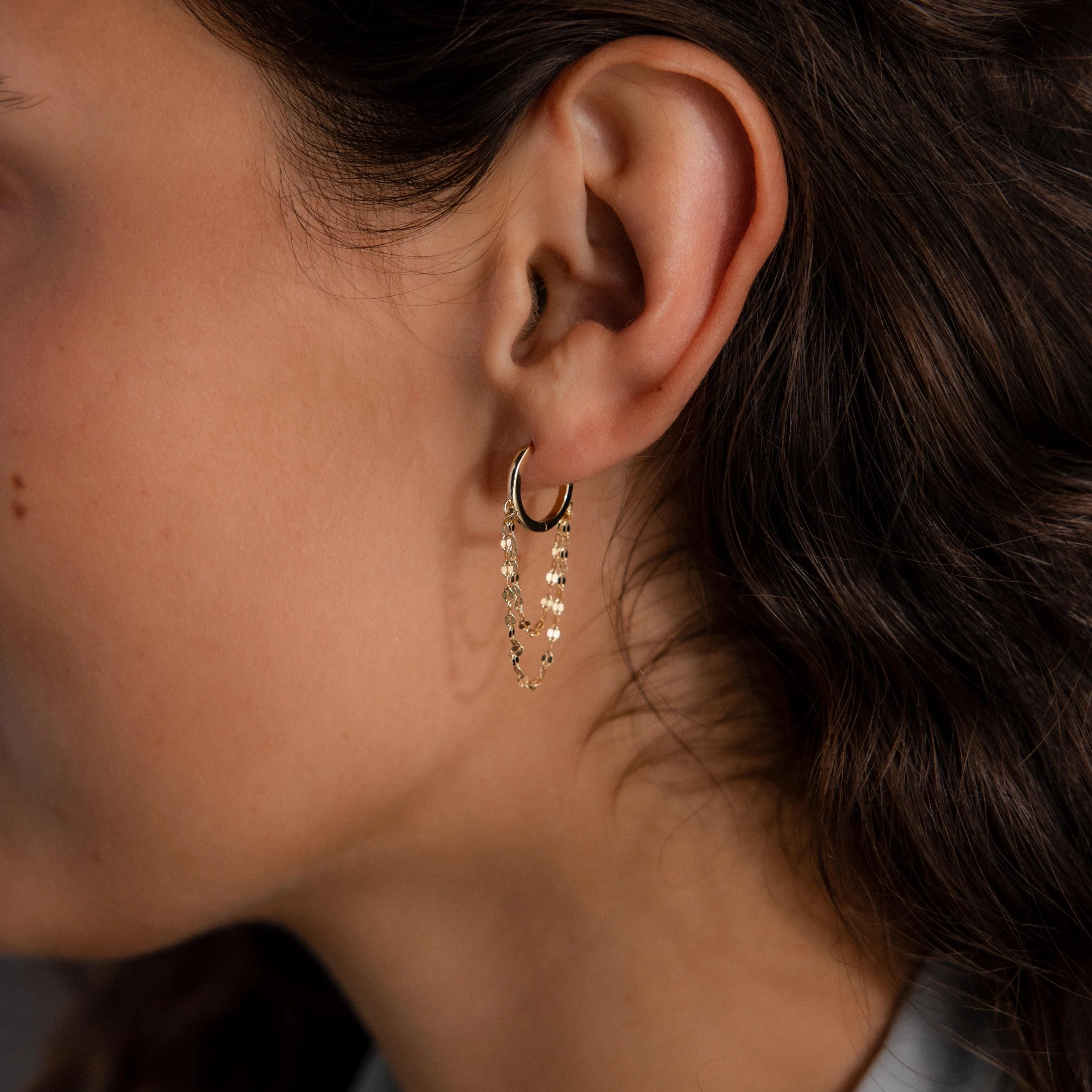 Duo Mirror Chain Huggies in 18K Gold - Image 4