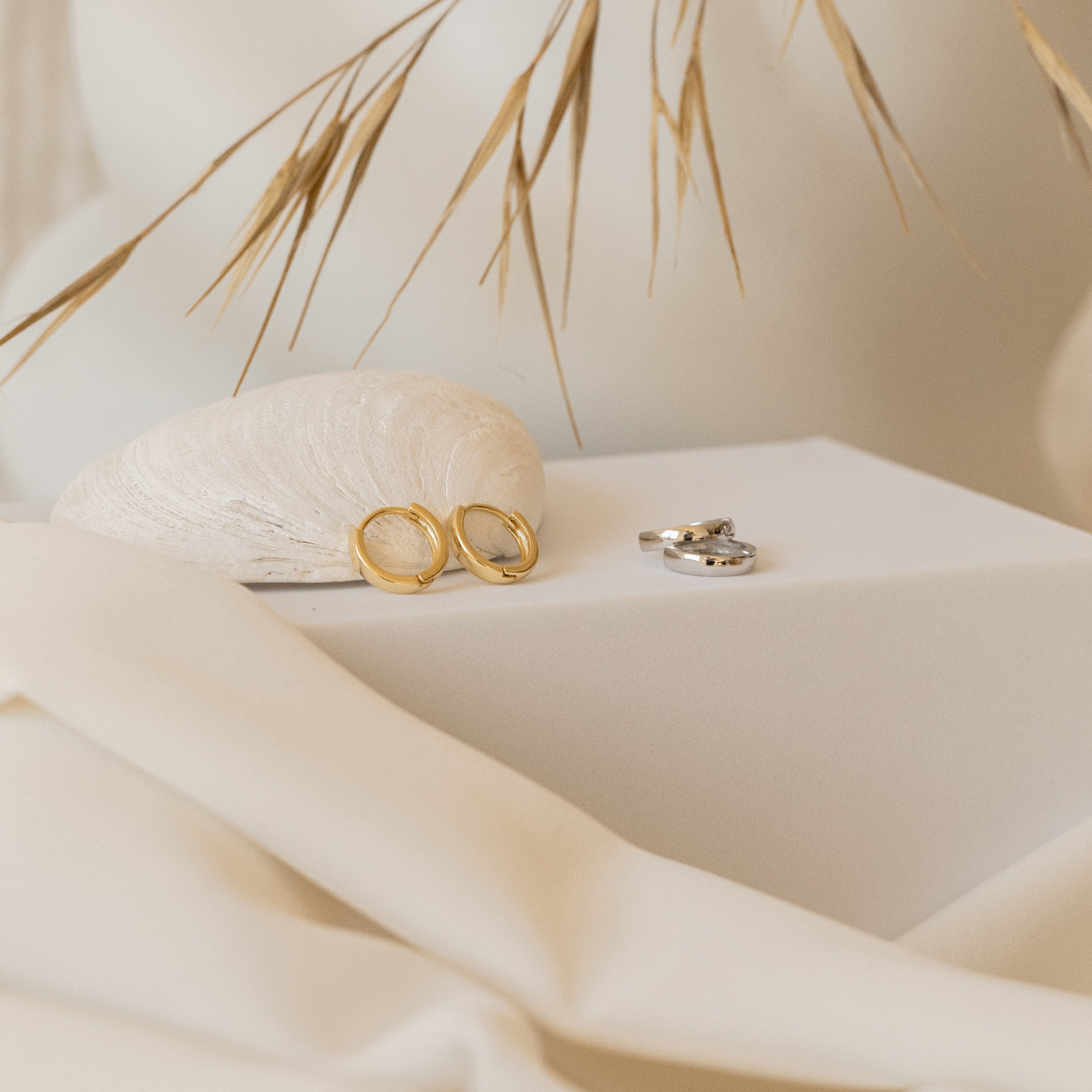 Editor II Huggies in 18K Gold - Image 3