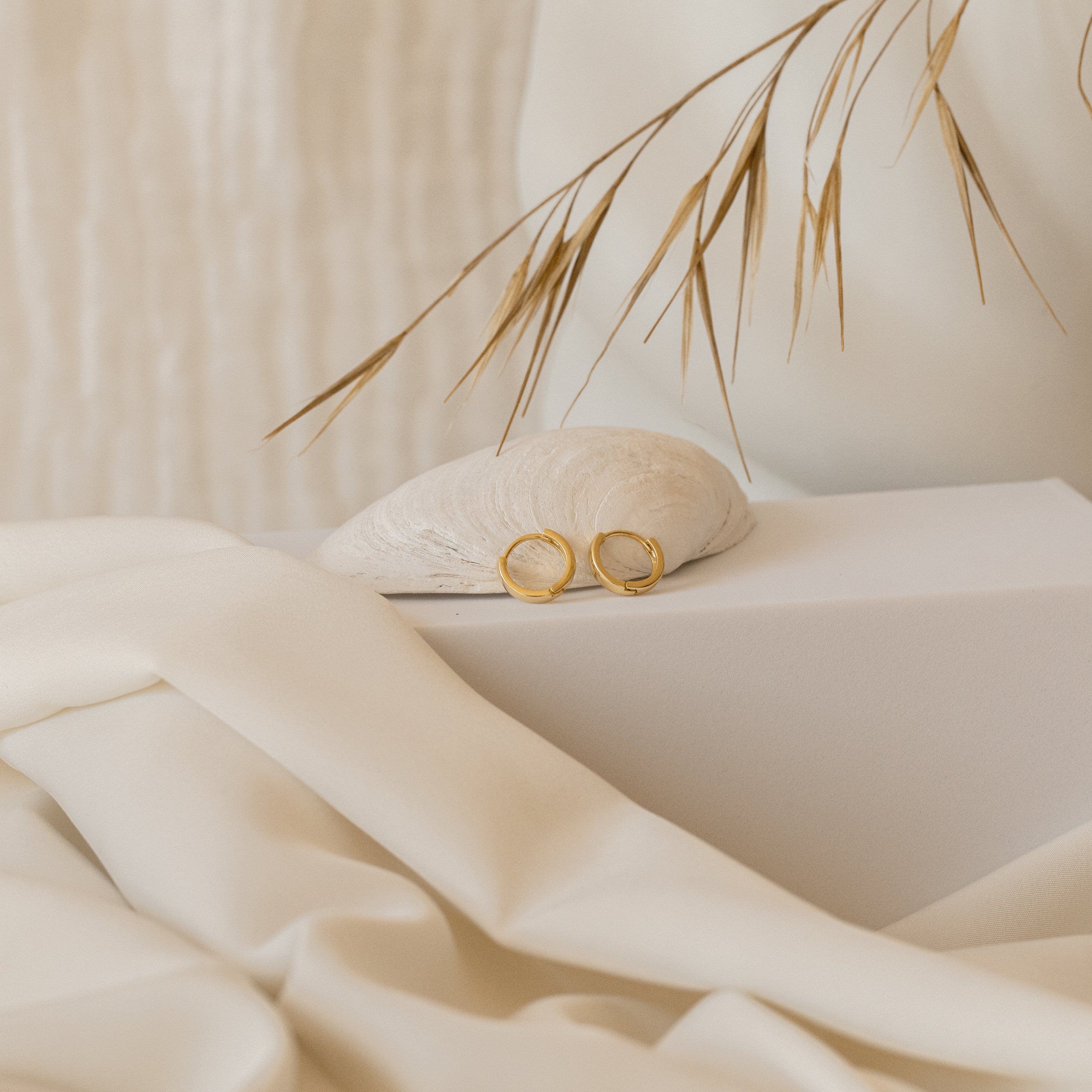 Editor II Huggies in 18K Gold - Image 6