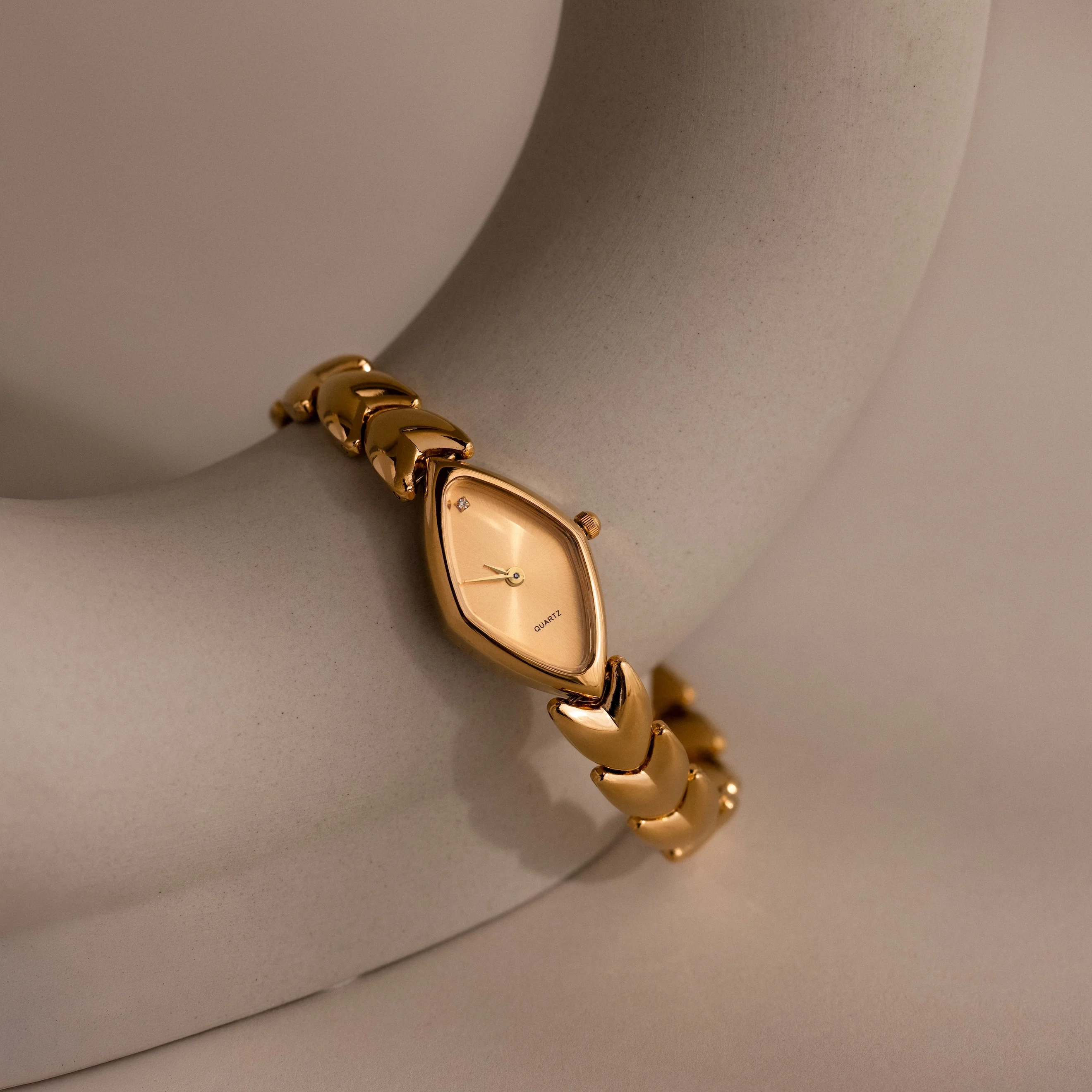 Geometric Oval Timepiece in 18K Gold - Image 3