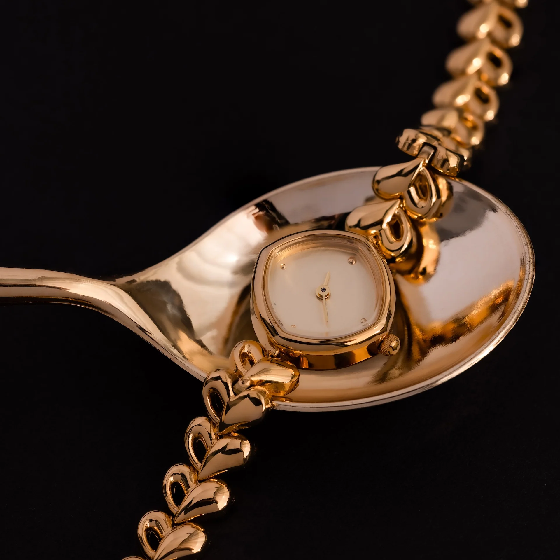 Heart Link Timepiece in 18K Gold - Image 3