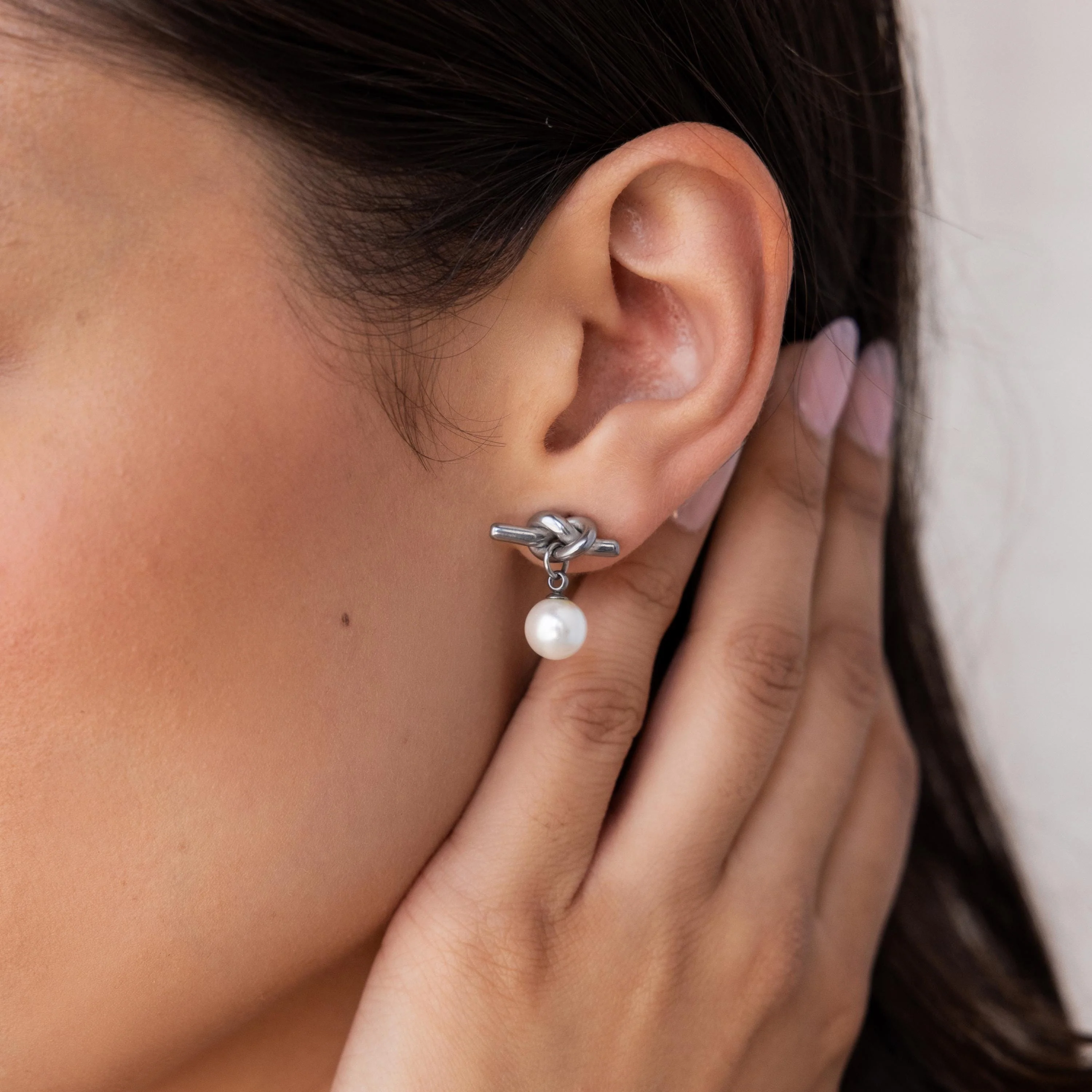 Love Knot Pearl Earrings - Image 4