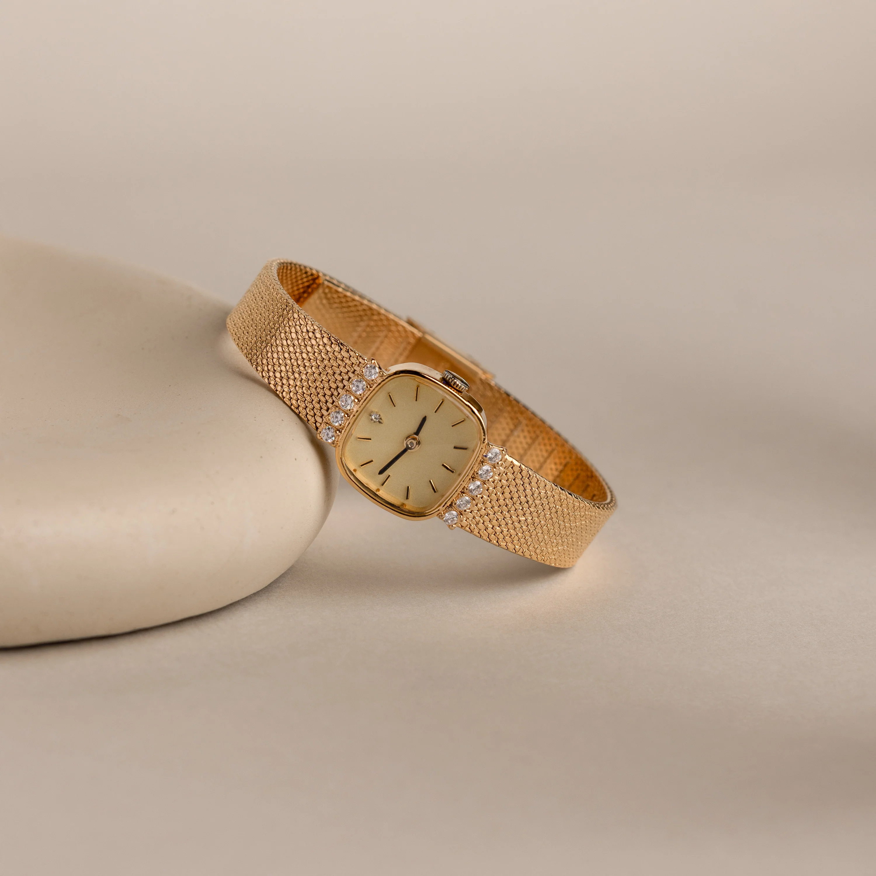 Luxe Square Timepiece in 18K Gold - Image 3