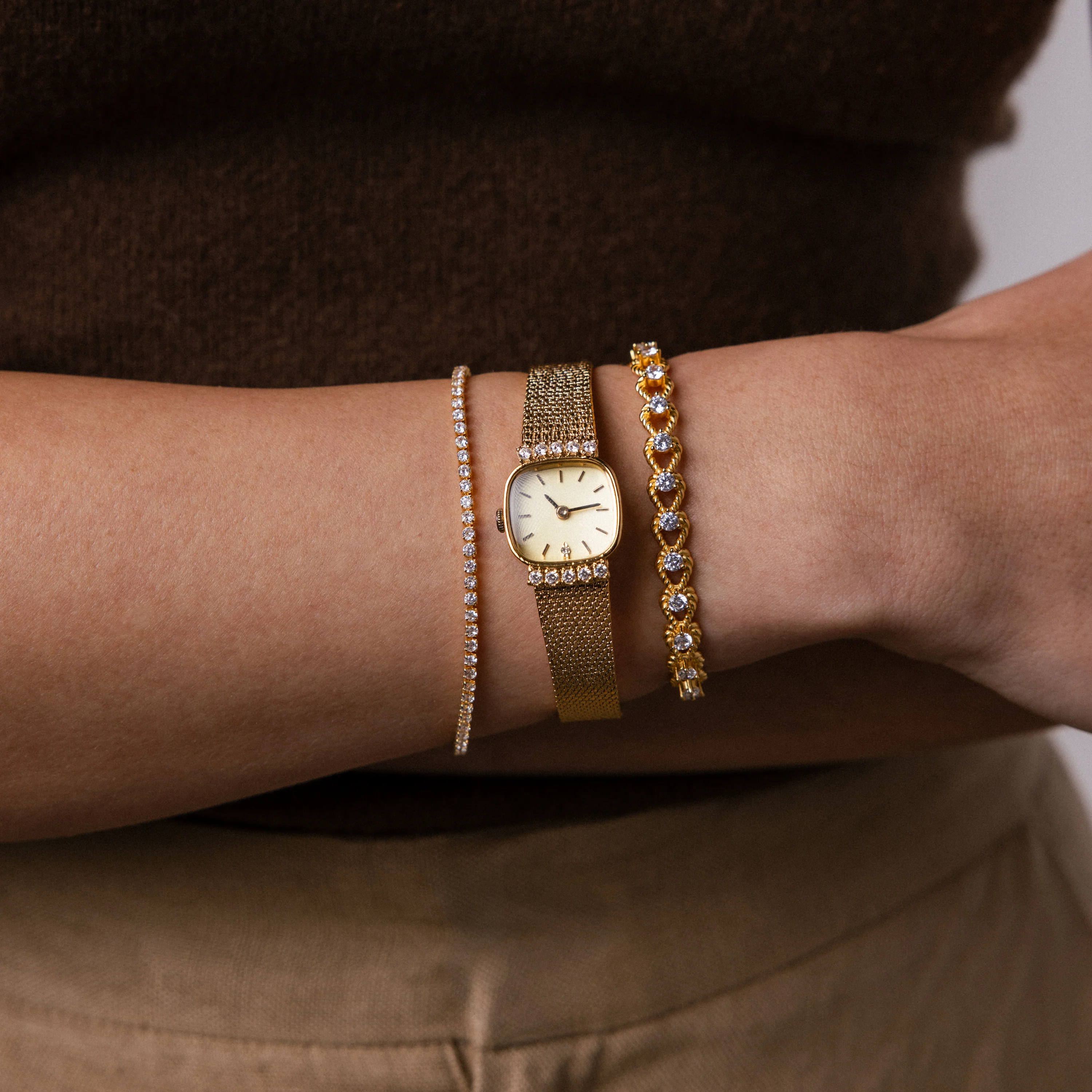 Luxe Square Timepiece in 18K Gold - Image 6