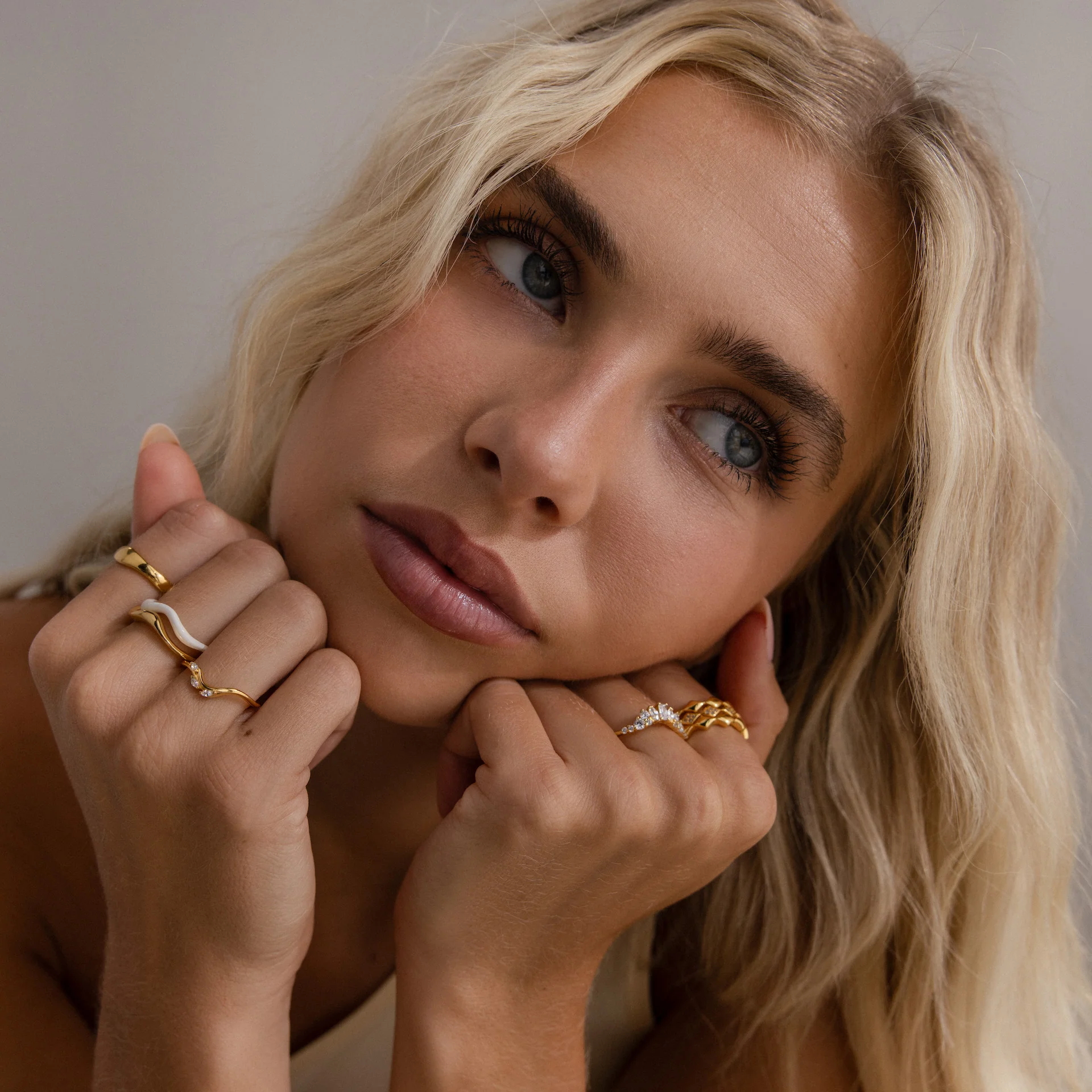 Marquise Diamond Curve Ring - Image 4