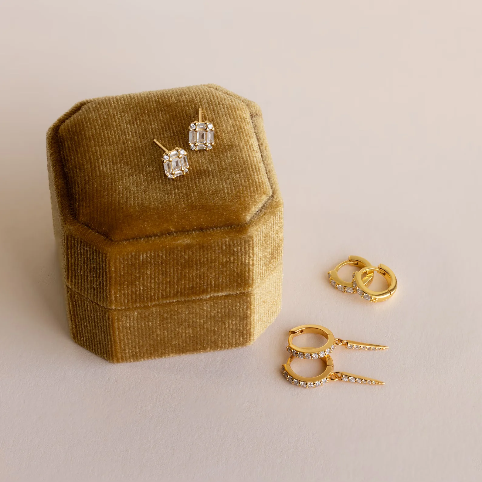 Mystery Earrings Box in 18K Gold - Image 6