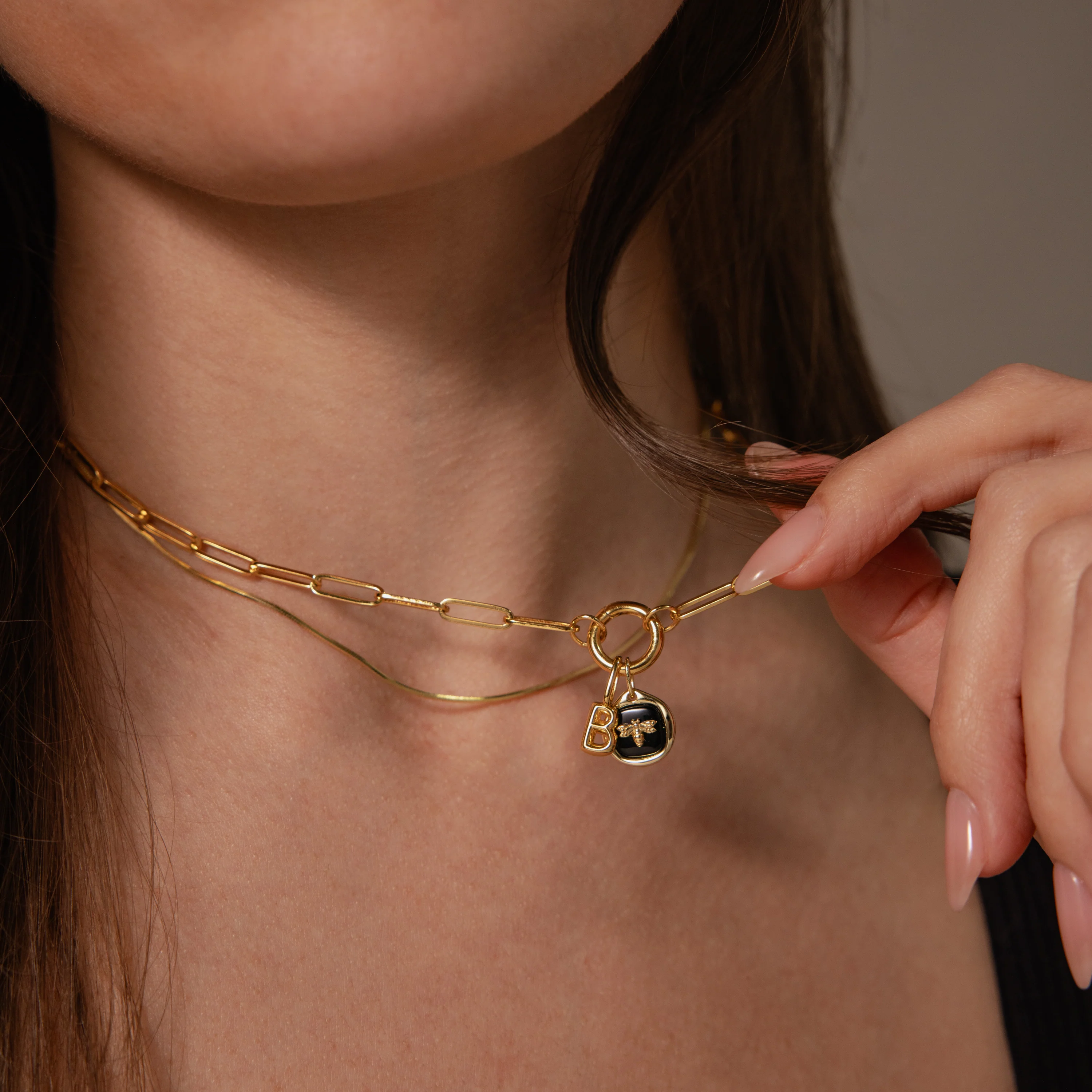 Onyx Honeybee Charm in 18K Gold - Image 2