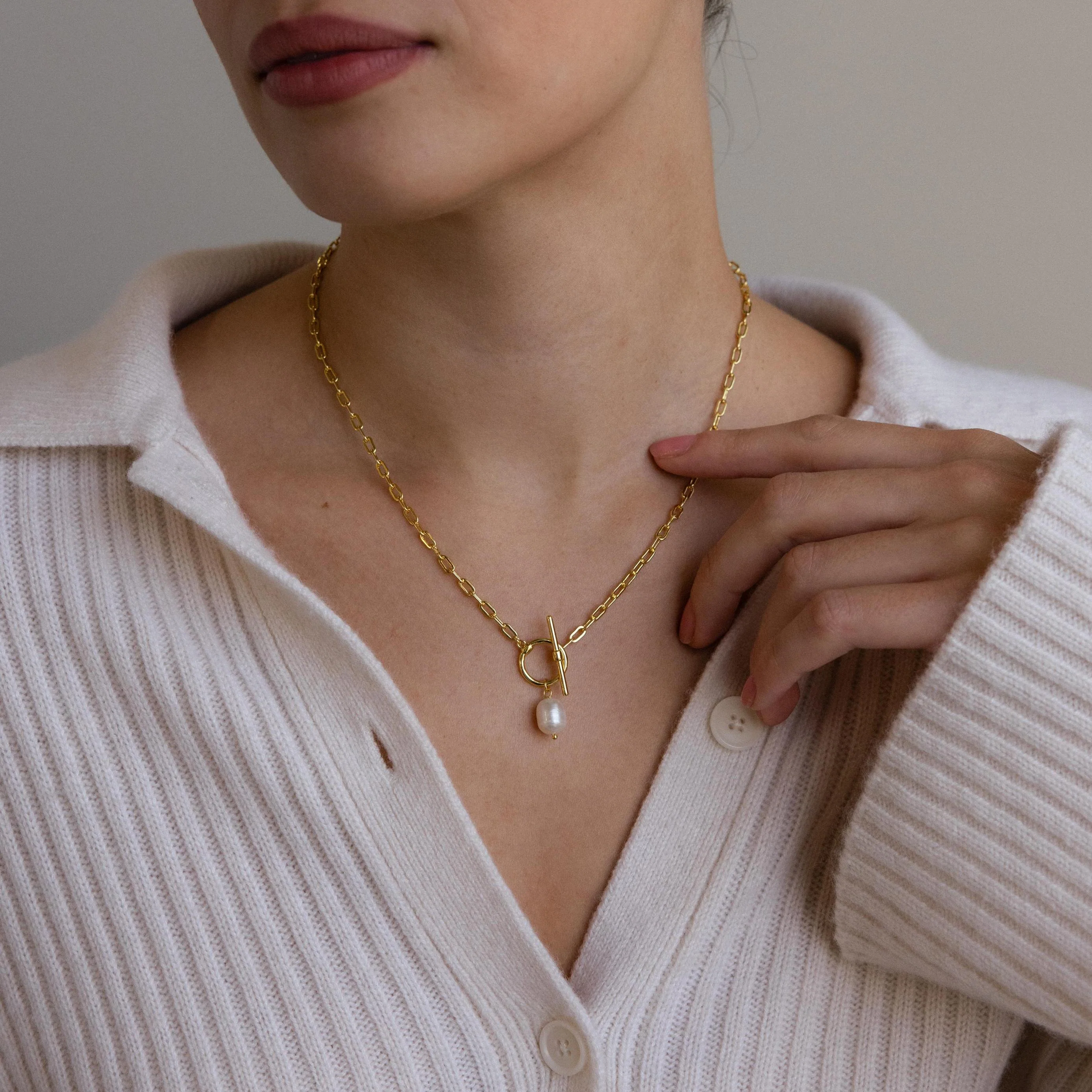 Paperclip Pearl Toggle Necklace - Image 8