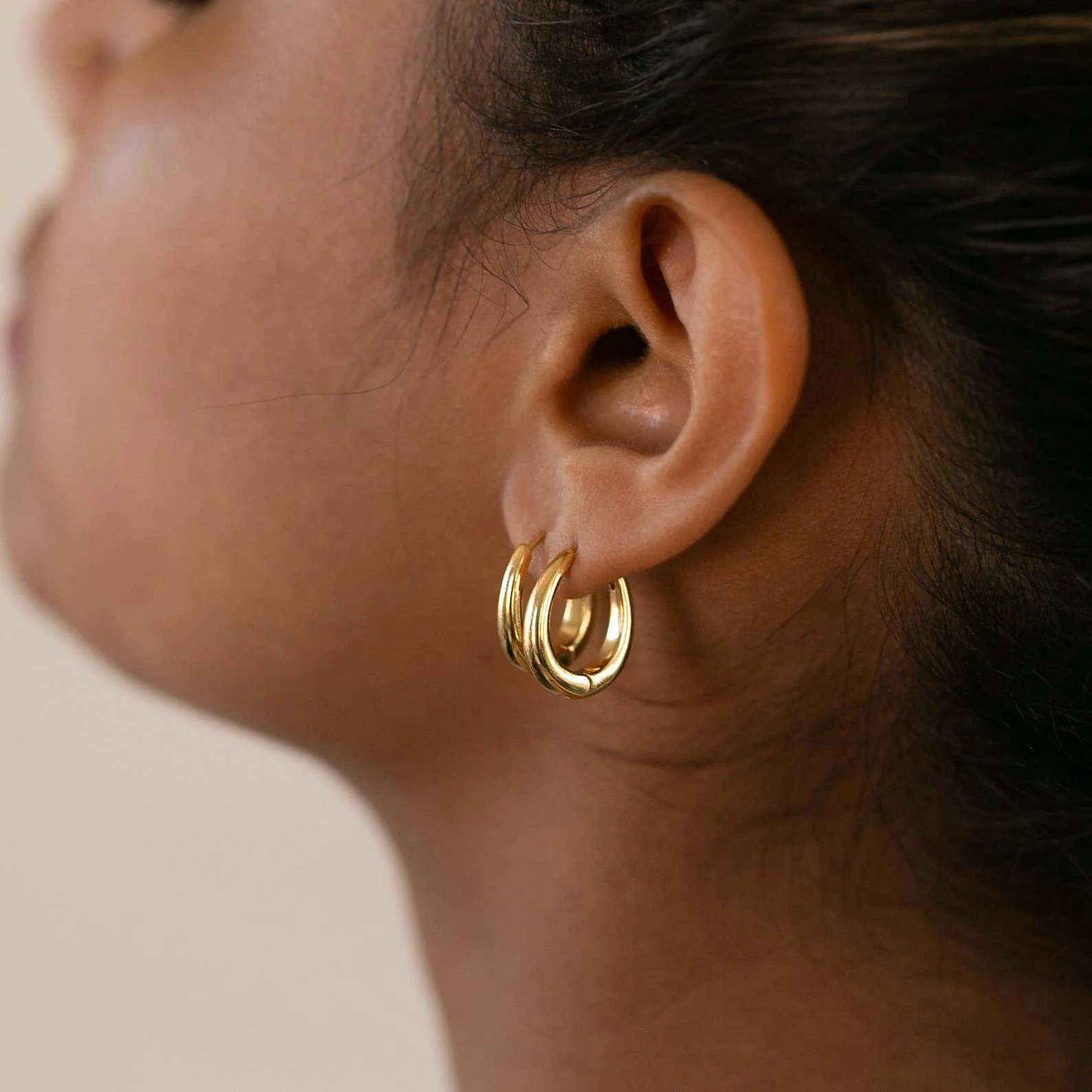 Paris Oval Hoops in 18K Gold - Image 5
