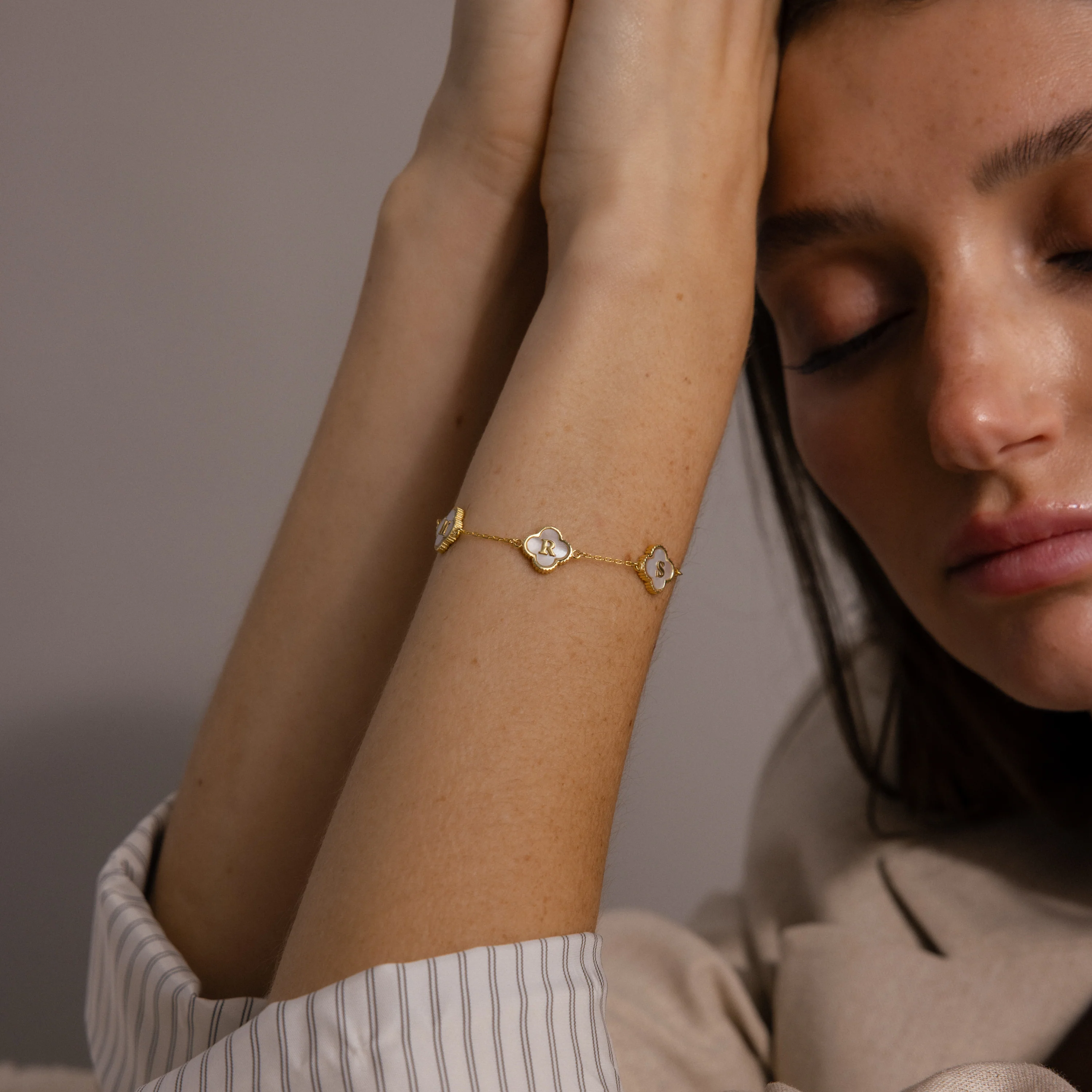 Pearl Clover Letter Bracelet in 18K Gold - Image 6