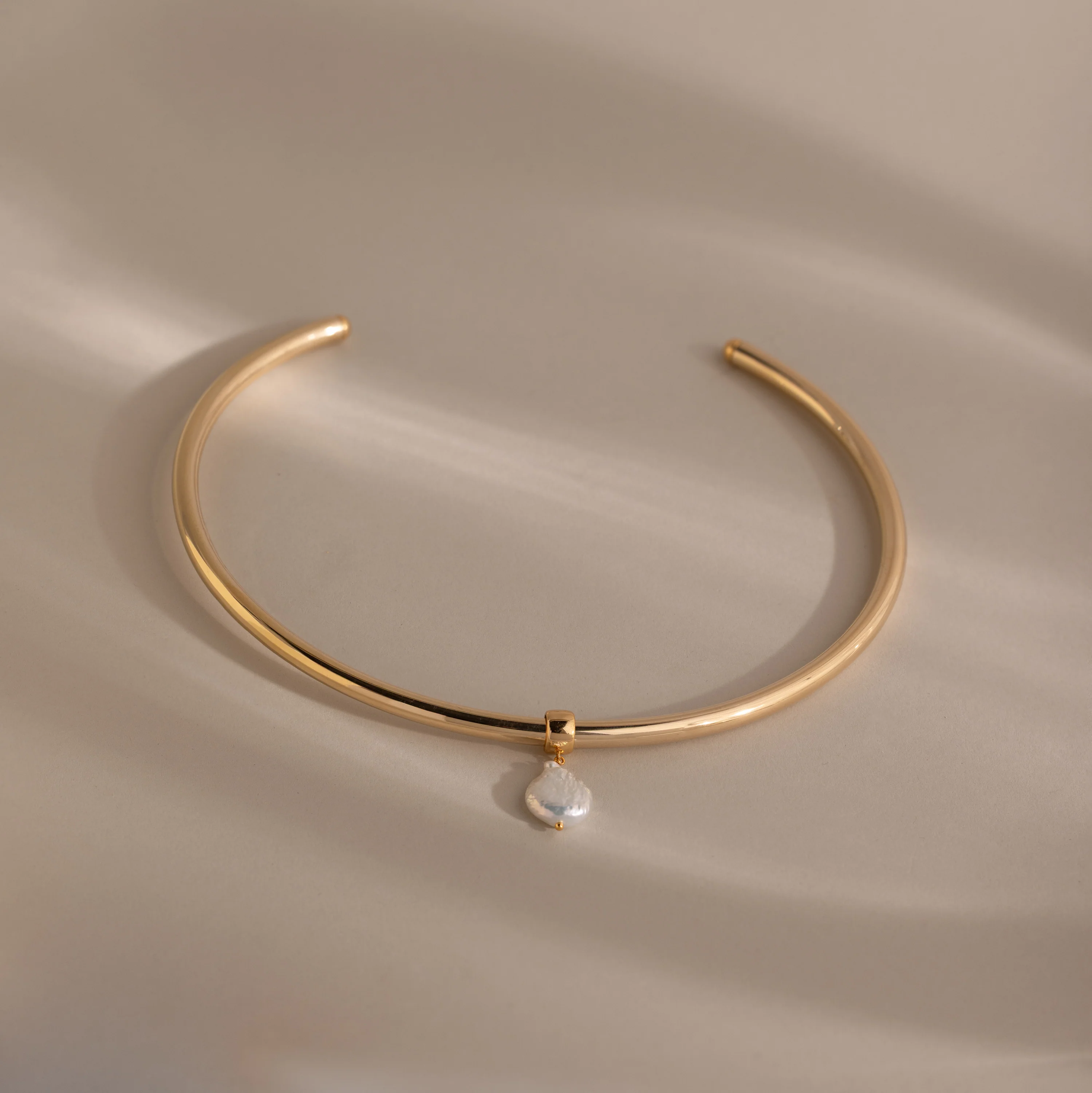 Pearl Cuff Choker Necklace in 18K Gold - Image 3