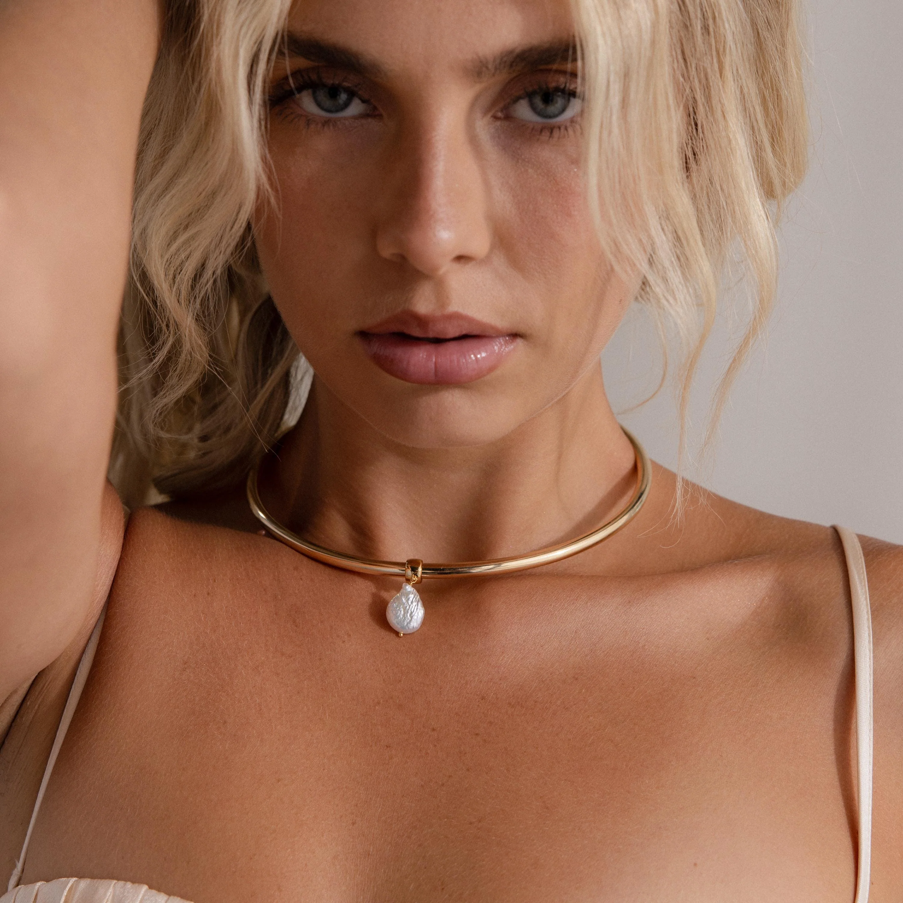 Pearl Cuff Choker Necklace in 18K Gold - Image 5