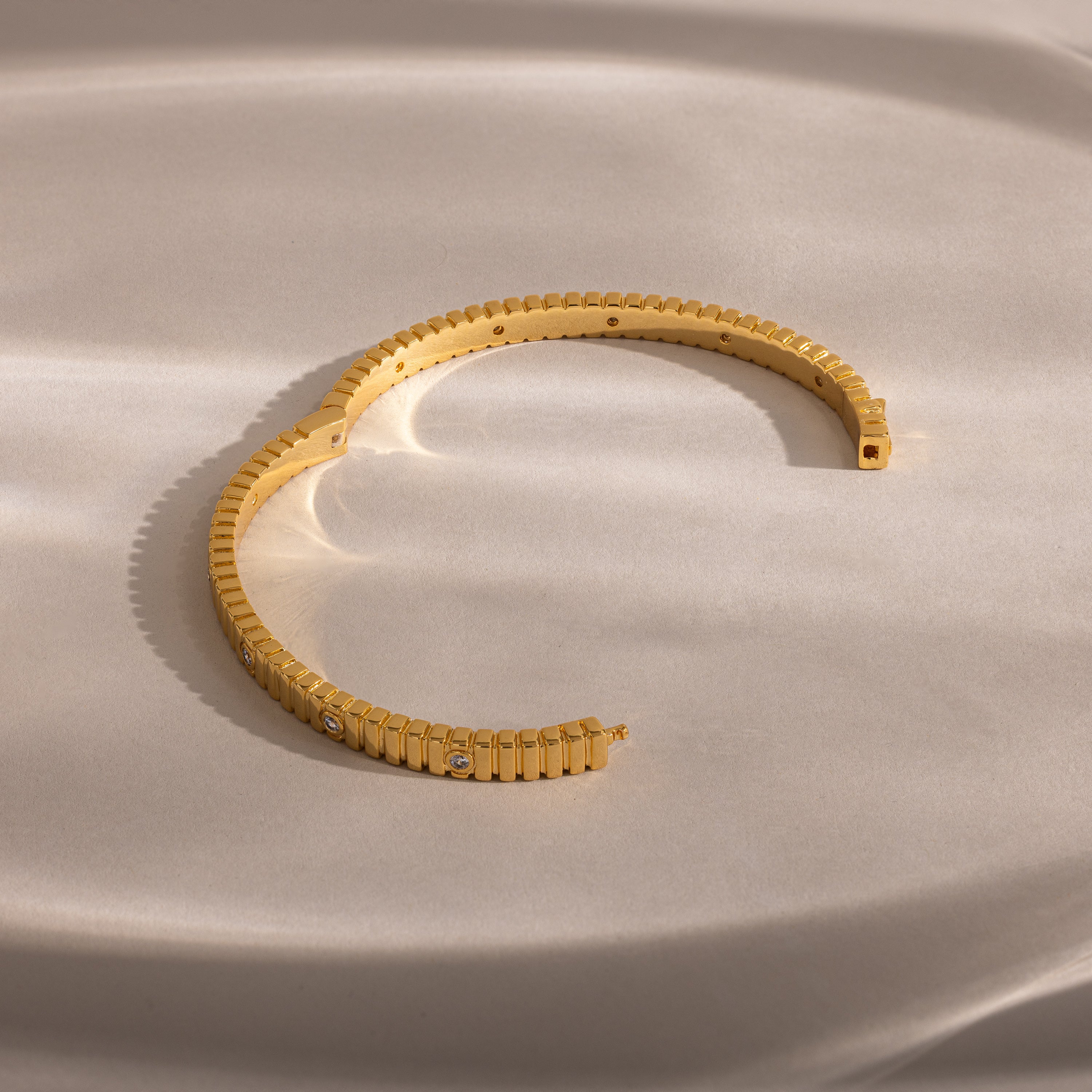Ribbed Diamond Bangle in 18K Gold - Image 3
