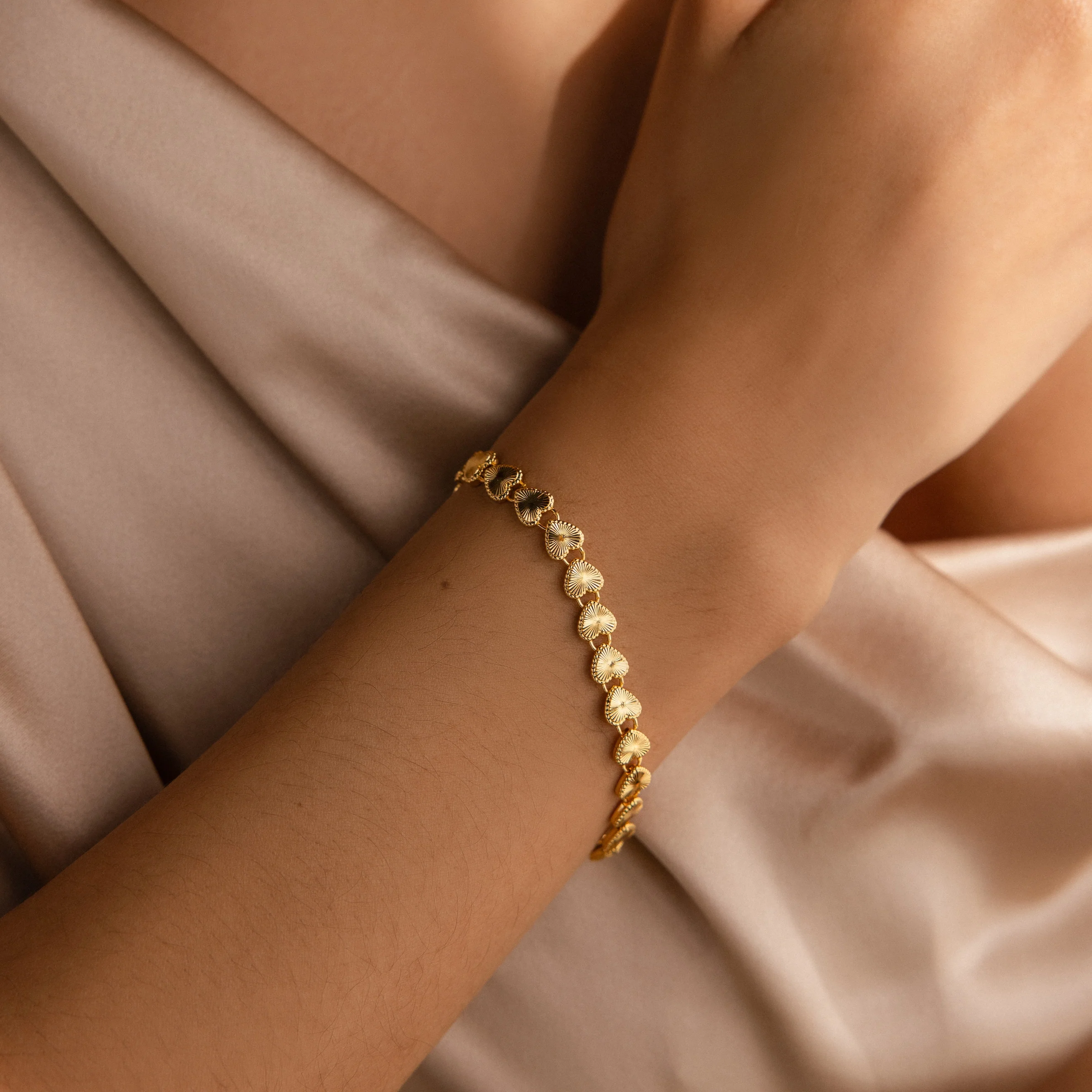 Ribbed Heart Link Bracelet in 18K Gold - Image 2