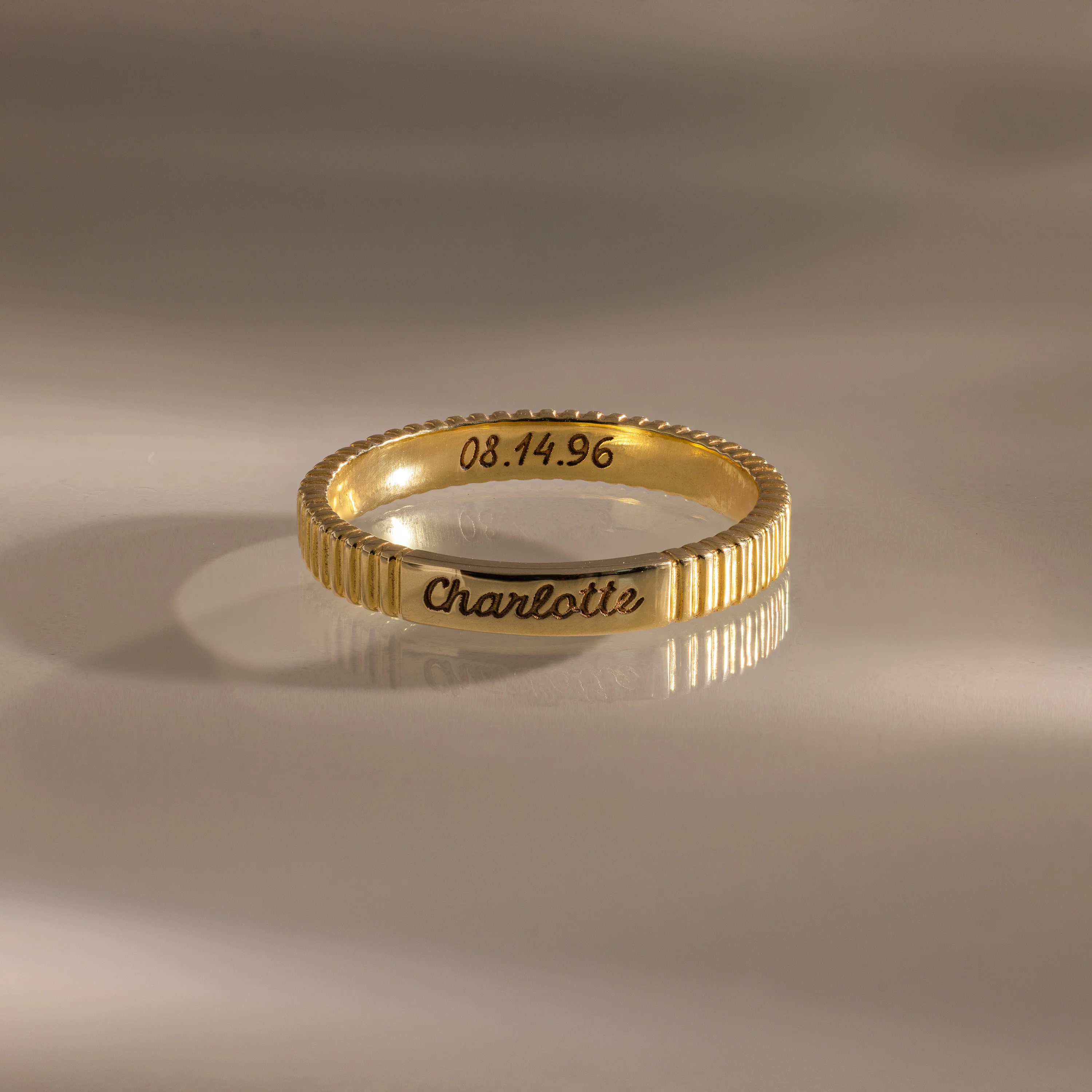 Ribbed Name Ring in 18K Gold