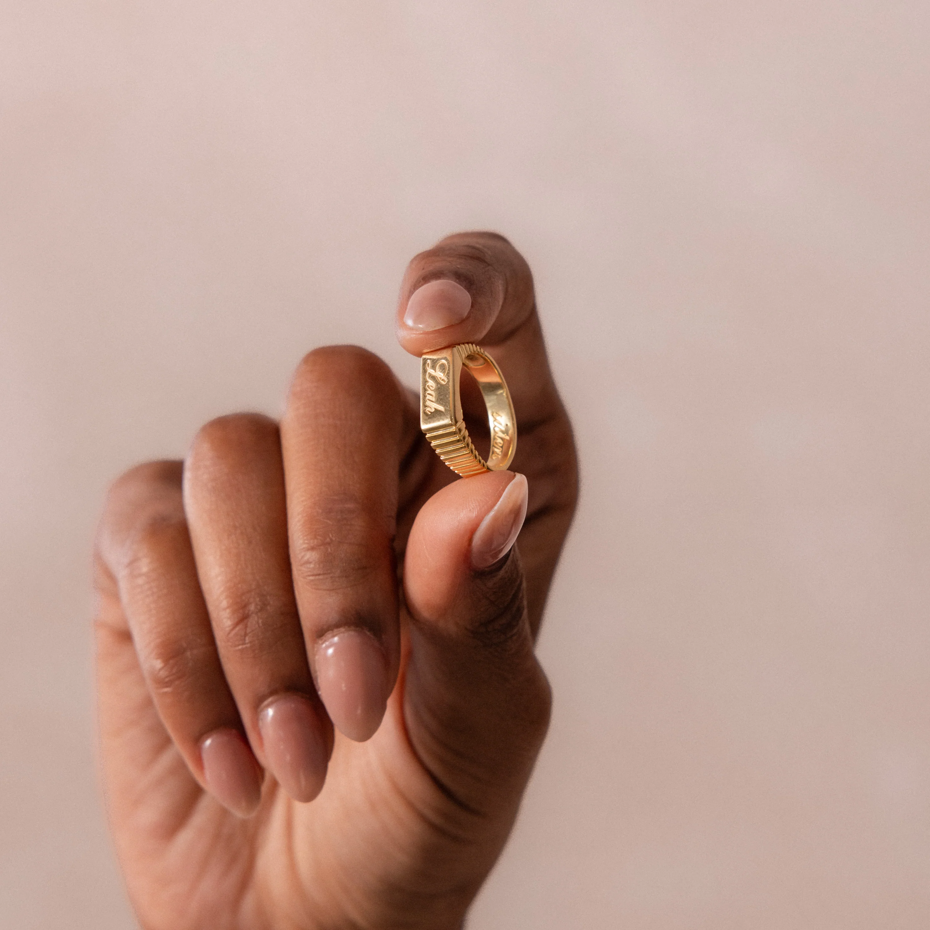Ribbed Name Signet Ring in 18K Gold - Image 2