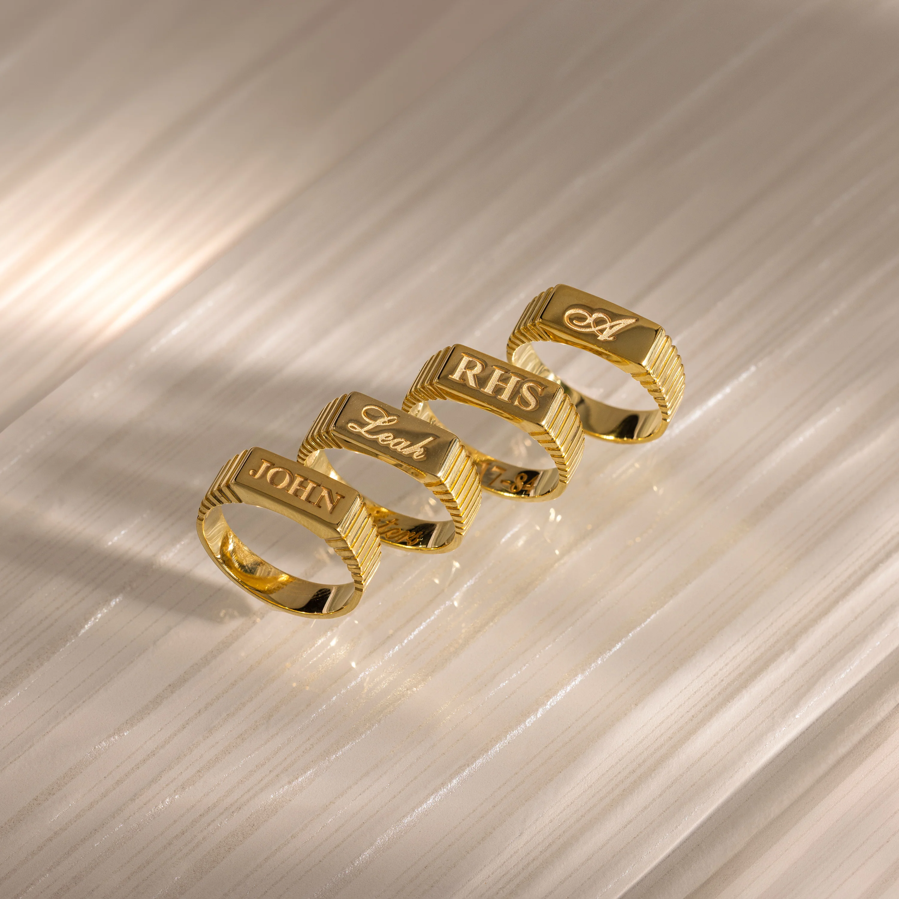 Ribbed Name Signet Ring in 18K Gold - Image 7