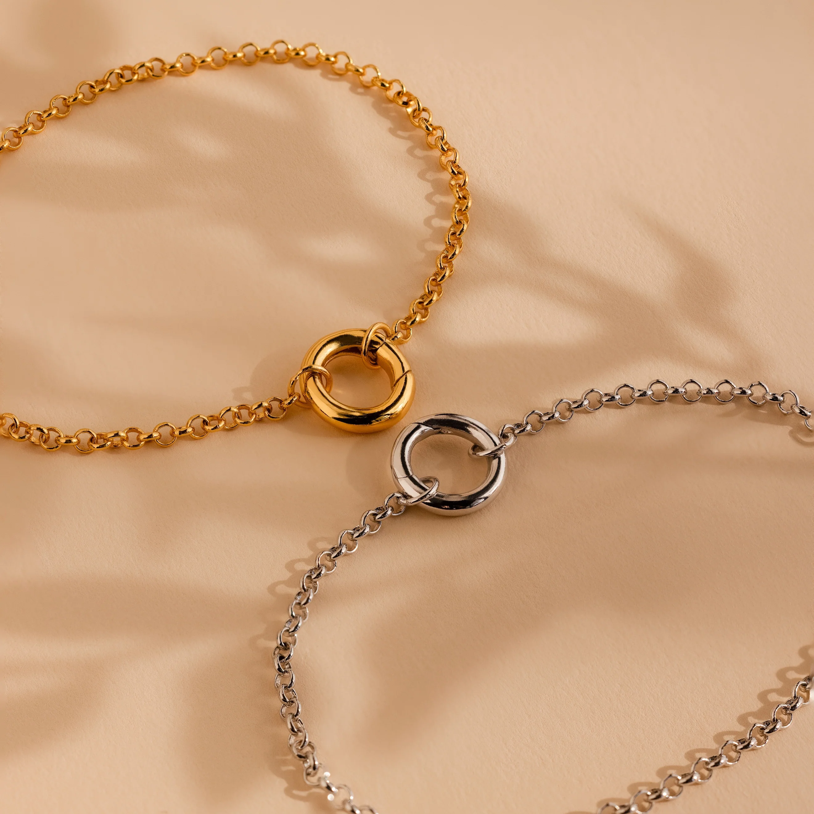 Rolo Circle Charm Bracelet in 18K Gold - Image 7