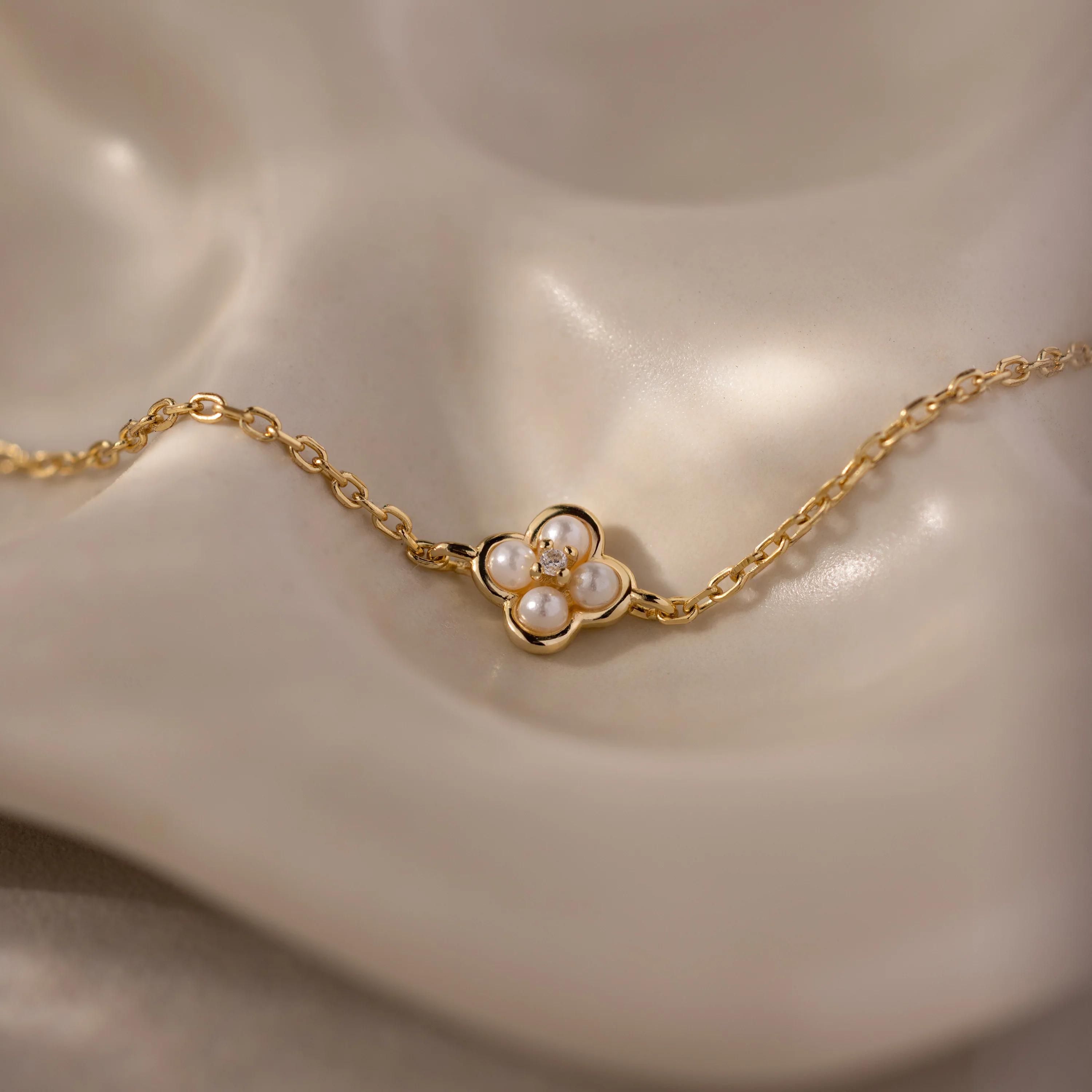 Rounded Pearl Flower Bracelet in 18K Gold - Image 7