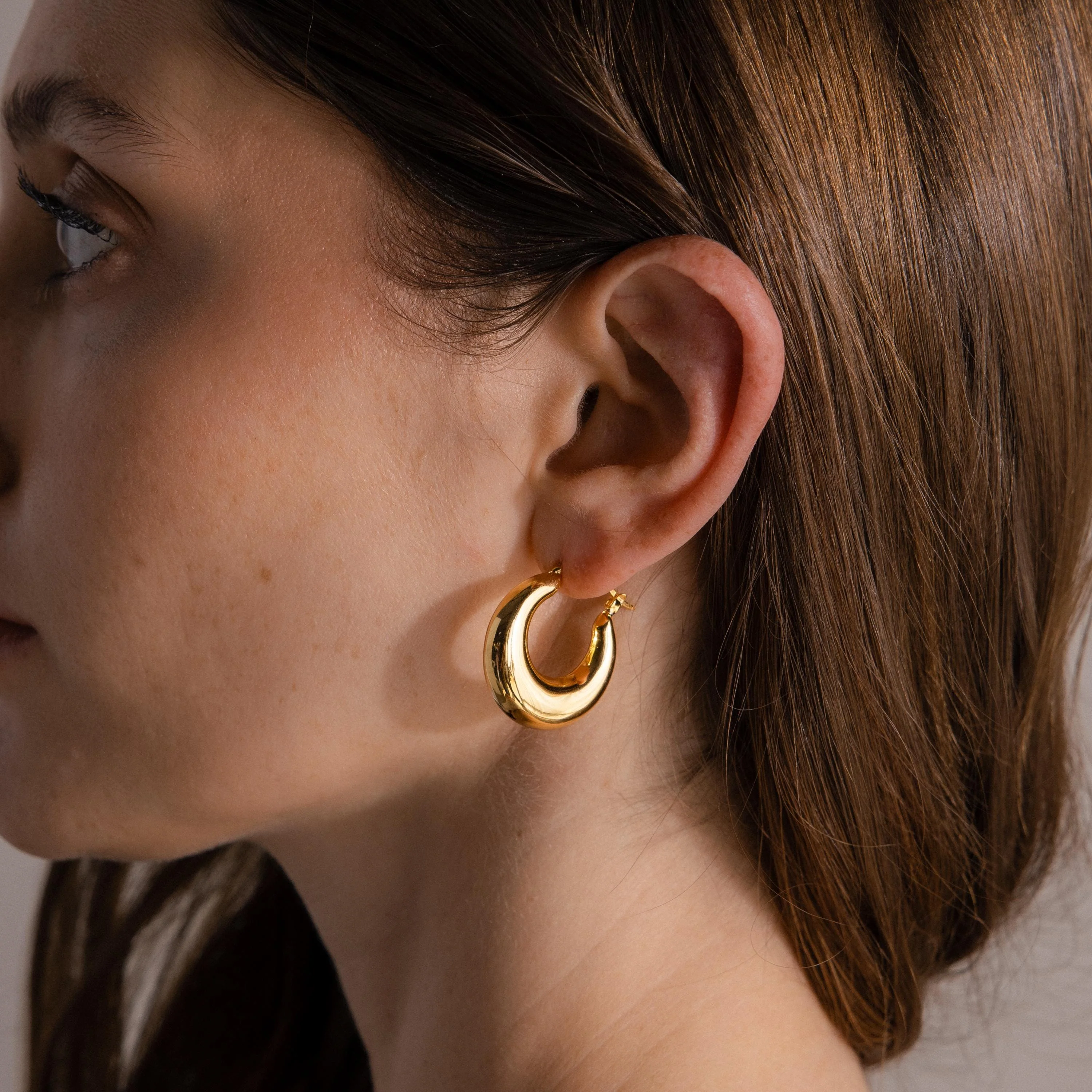 Sculpted Hoops in 18K Gold - Image 4