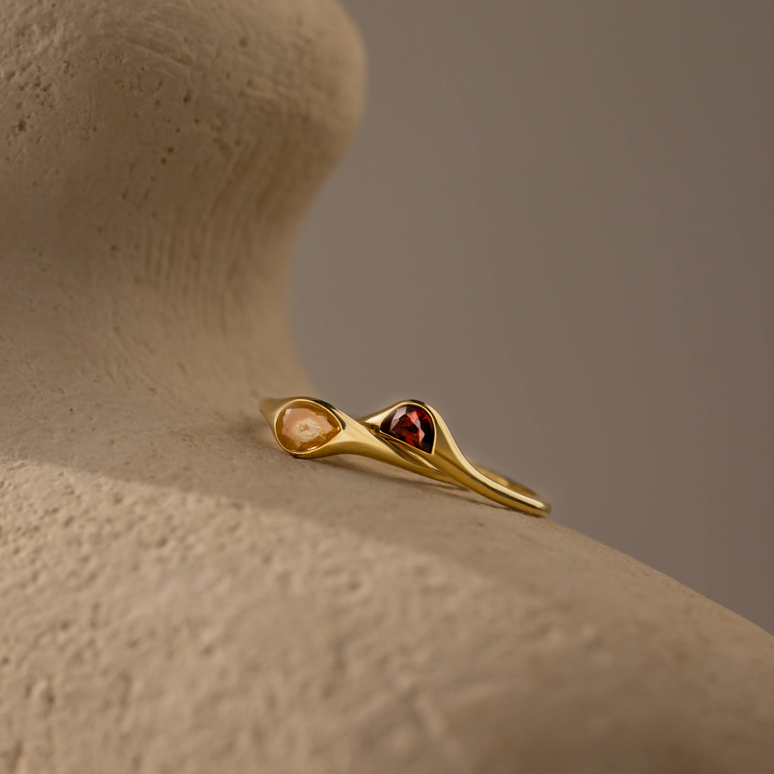Sculpted Toi et Moi Ring Set in 18K Gold - Image 5