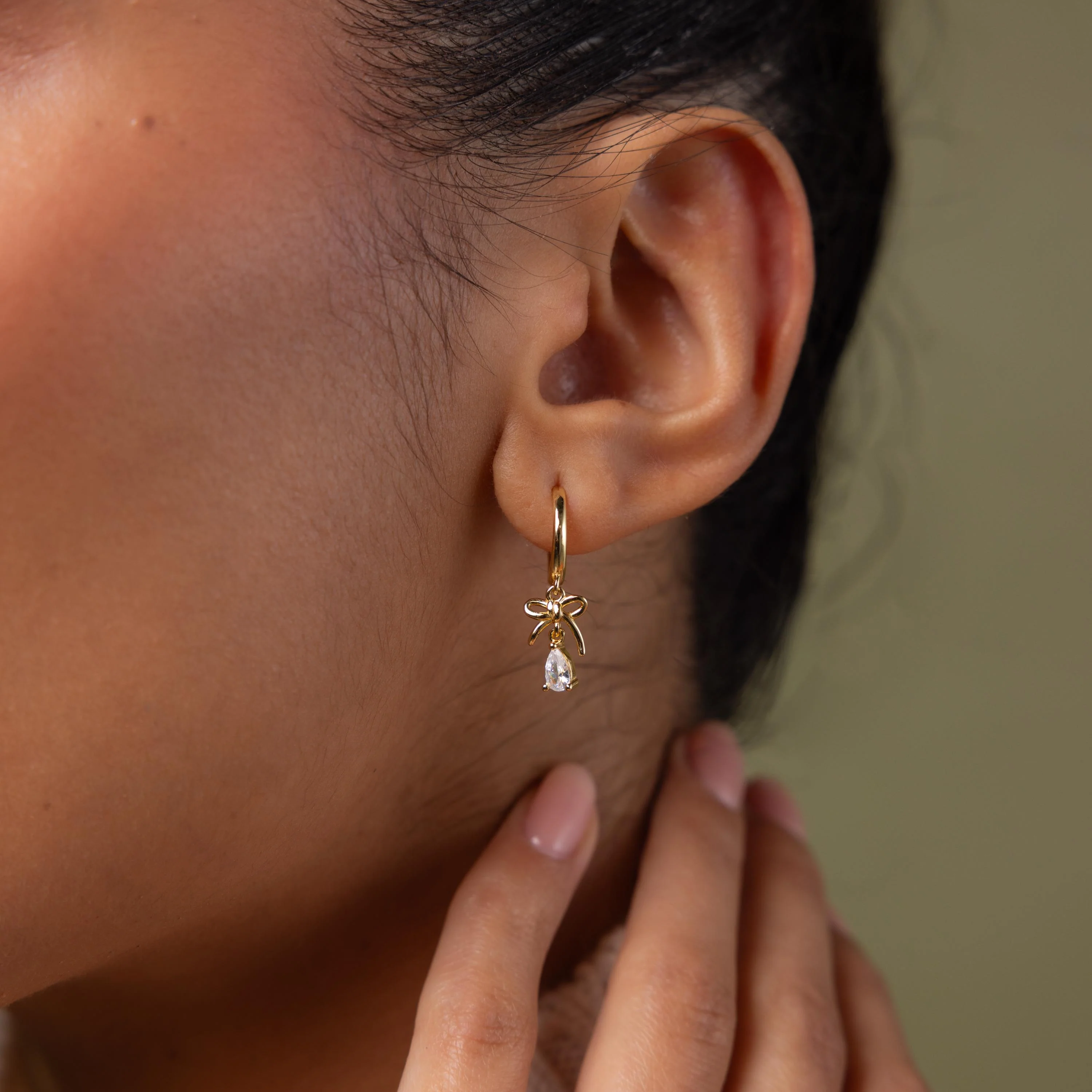 Teardrop Ribbon Charm Hoops in 18K Gold - Image 2