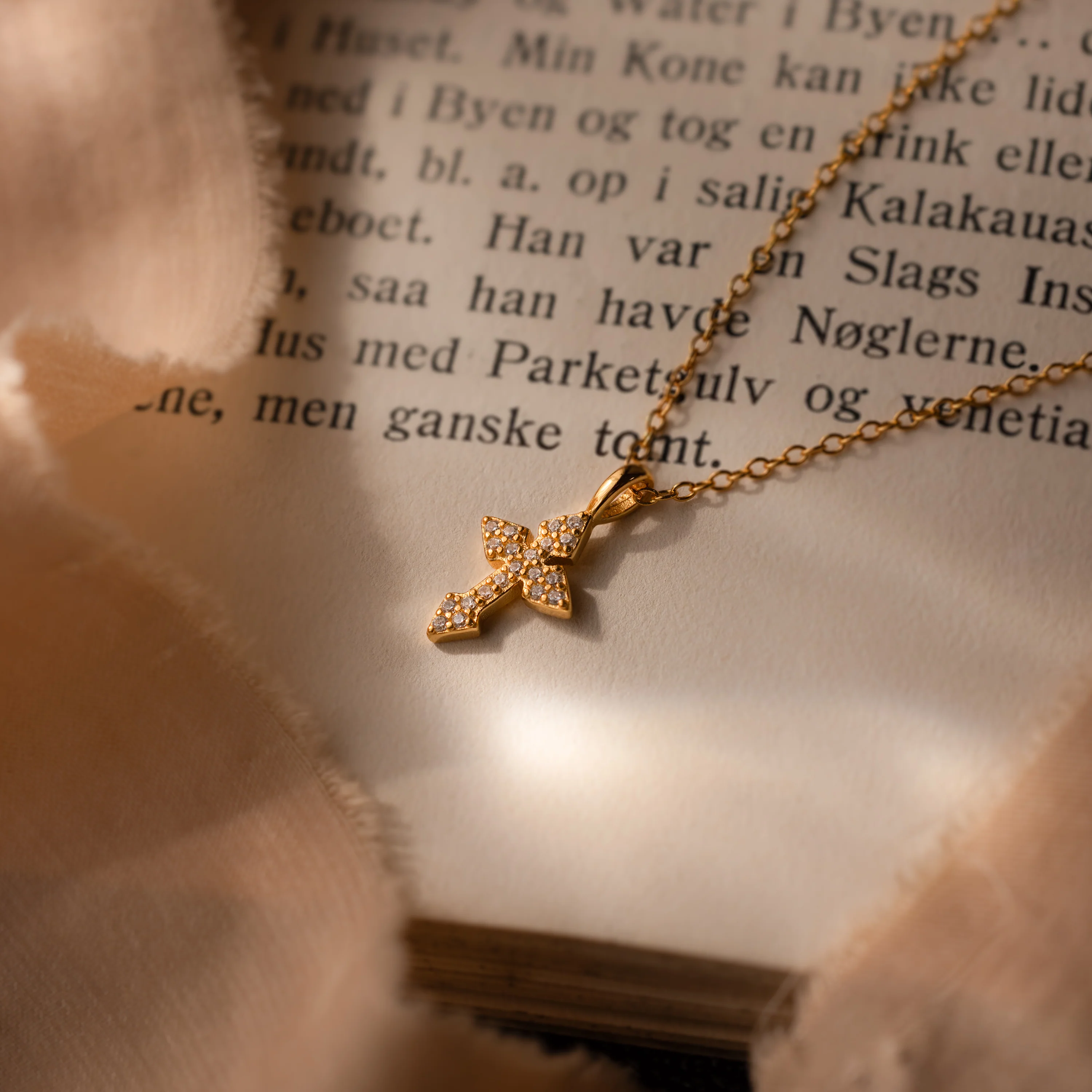 Vintage Cross Necklace in 18K Gold - Image 5