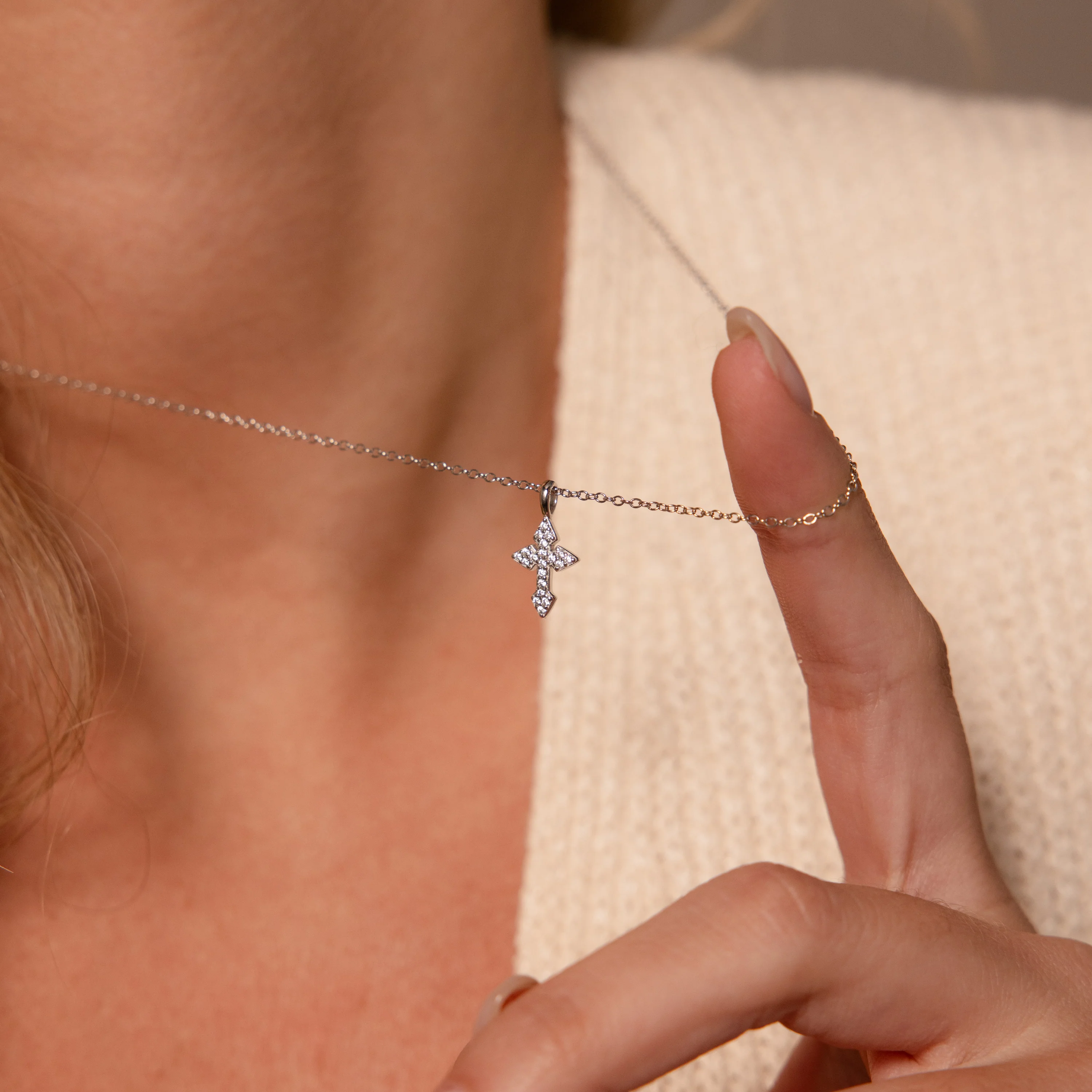 Vintage Cross Necklace in Silver - Image 2