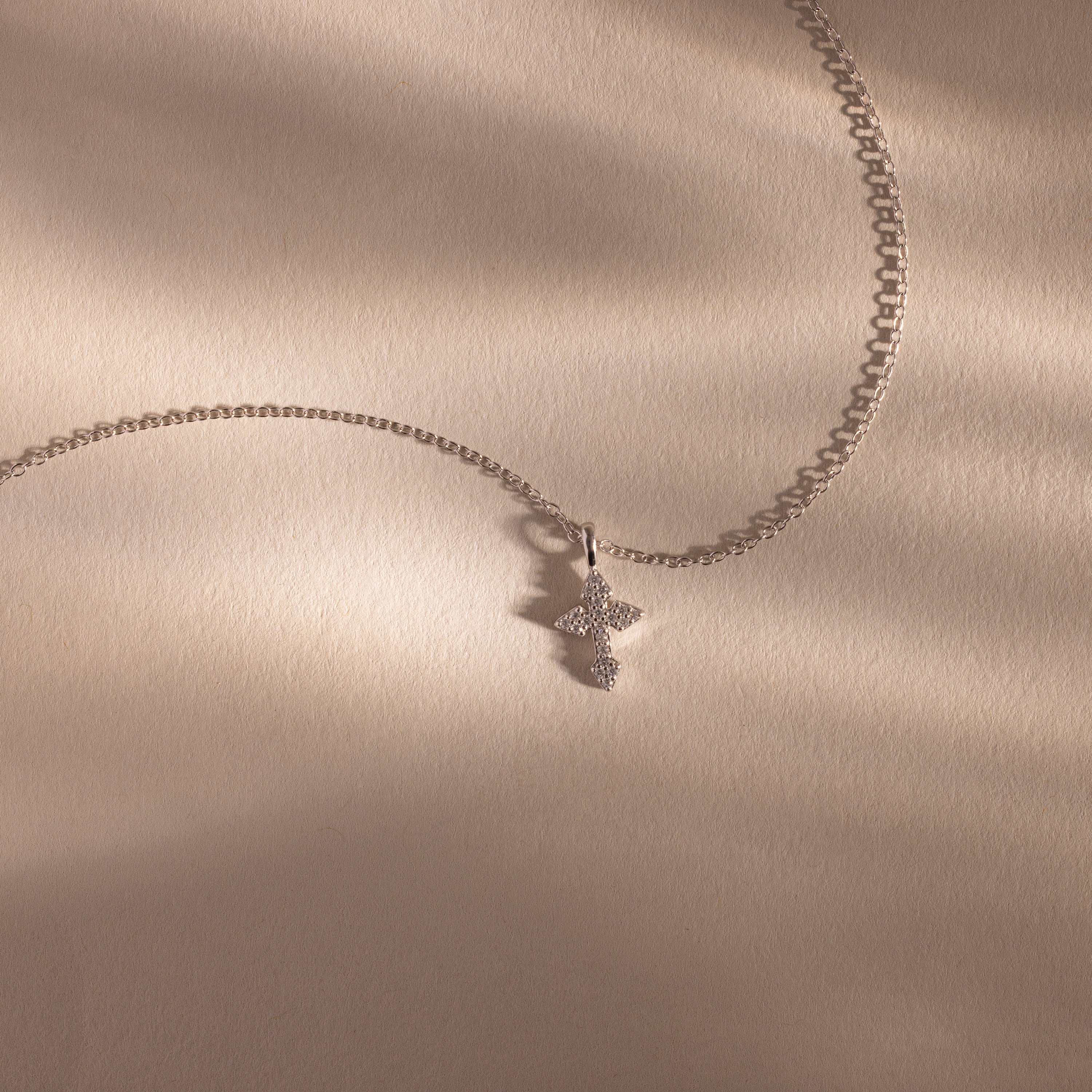 Vintage Cross Necklace in Silver - Image 3