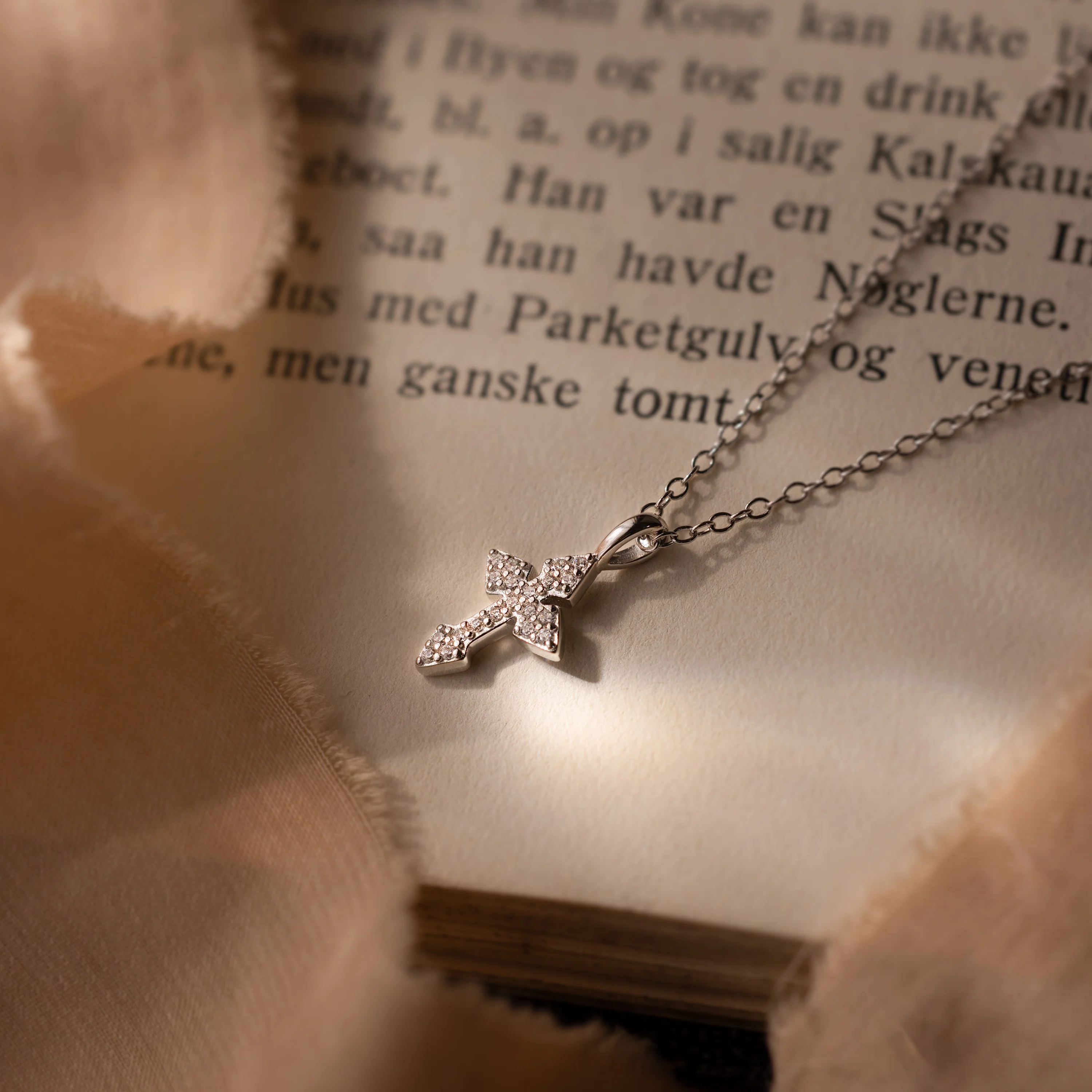 Vintage Cross Necklace in Silver - Image 5